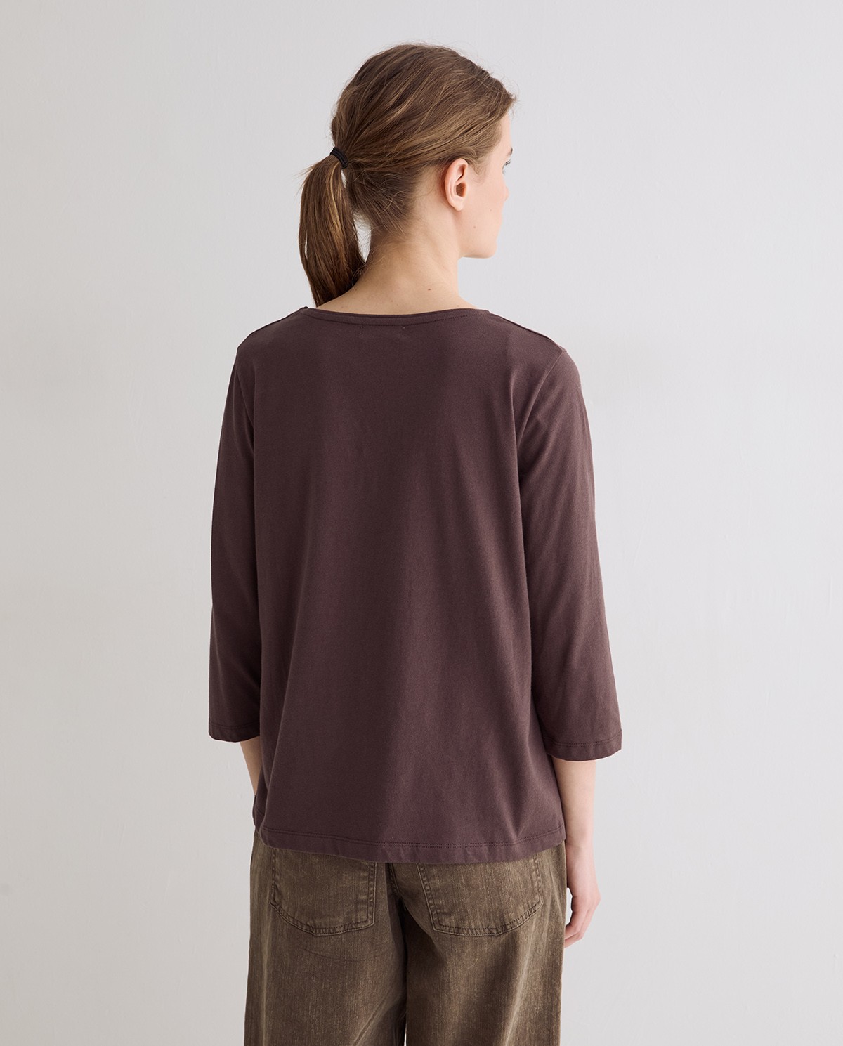 Camiseta básica escote pico en color marrón oscuro 4