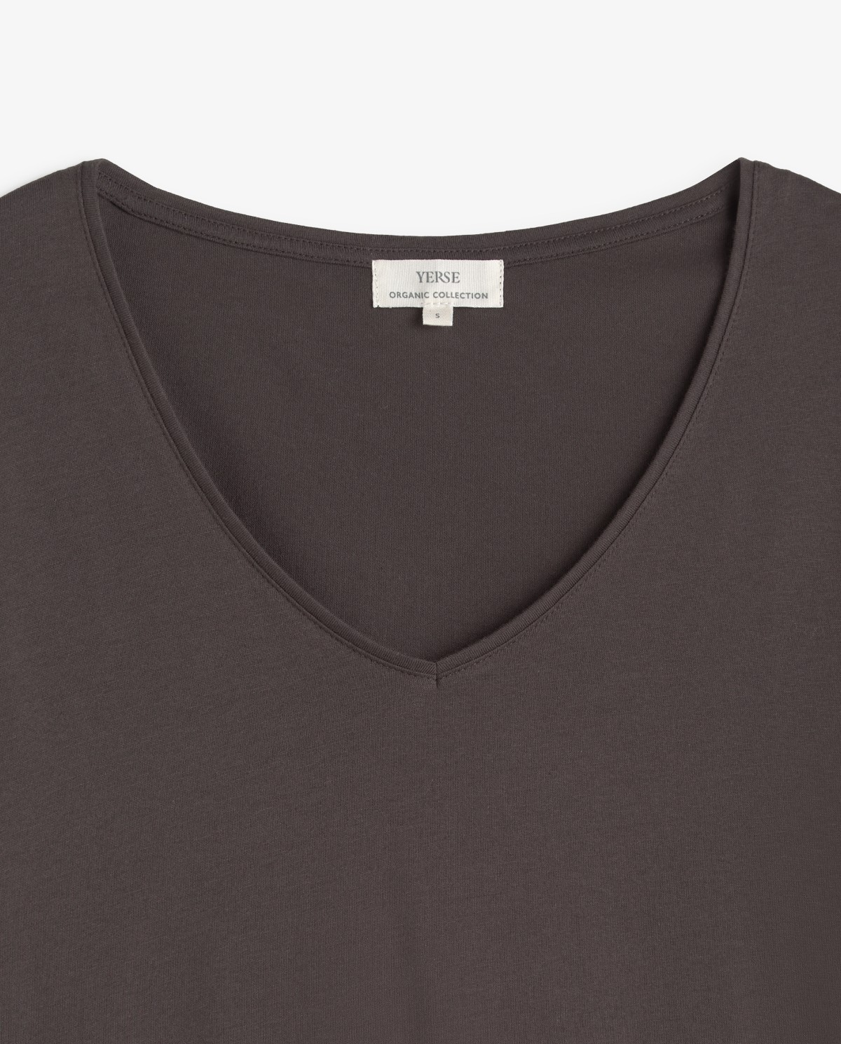 Camiseta básica escote pico en color marrón oscuro 7