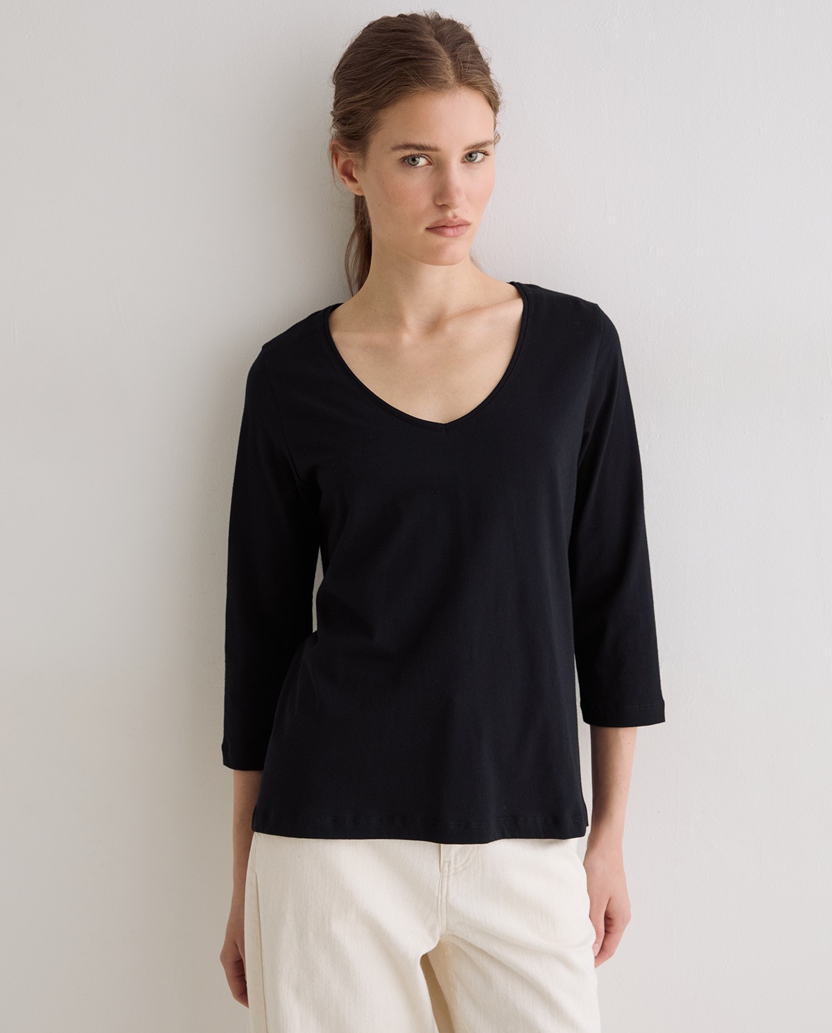 Camiseta básica escote pico en color negro 1