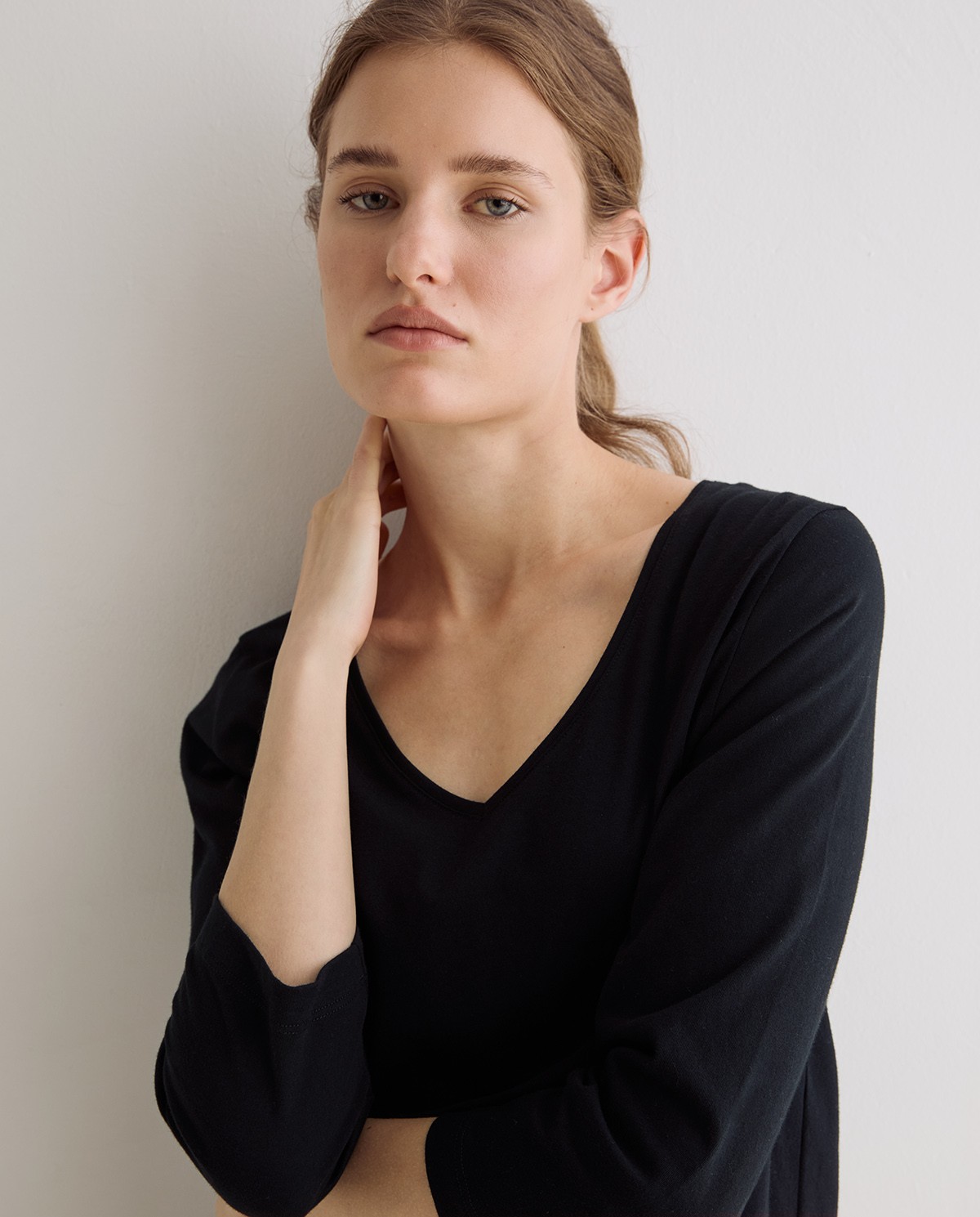 Camiseta básica escote pico en color negro 2