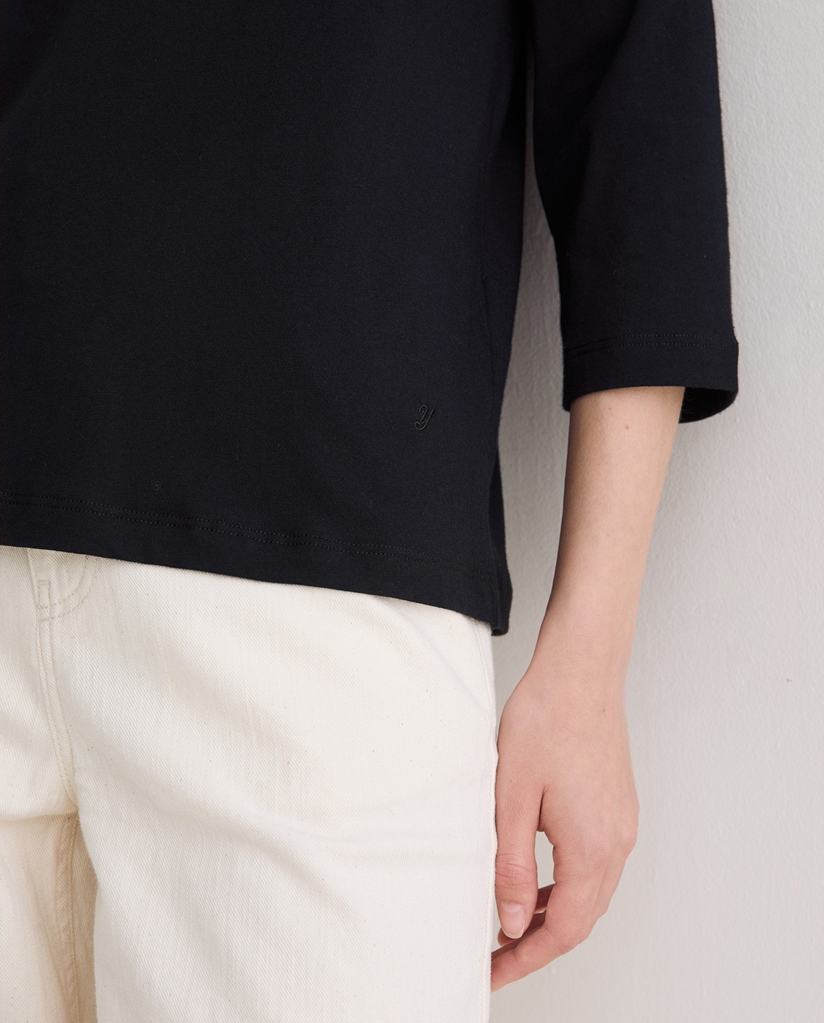 Camiseta básica escote pico en color negro 3