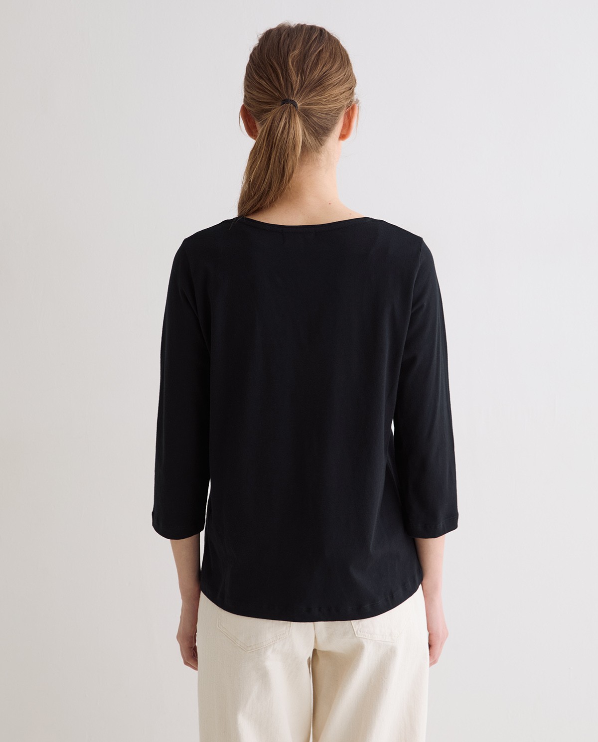 Camiseta básica escote pico en color negro 4