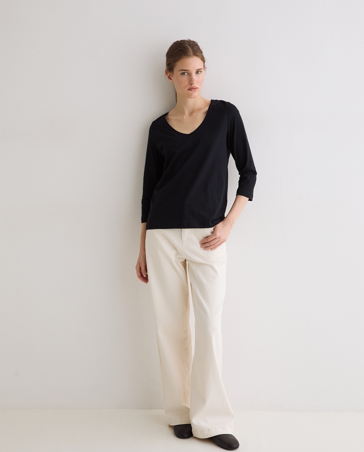Camiseta básica escote pico en color negro 5