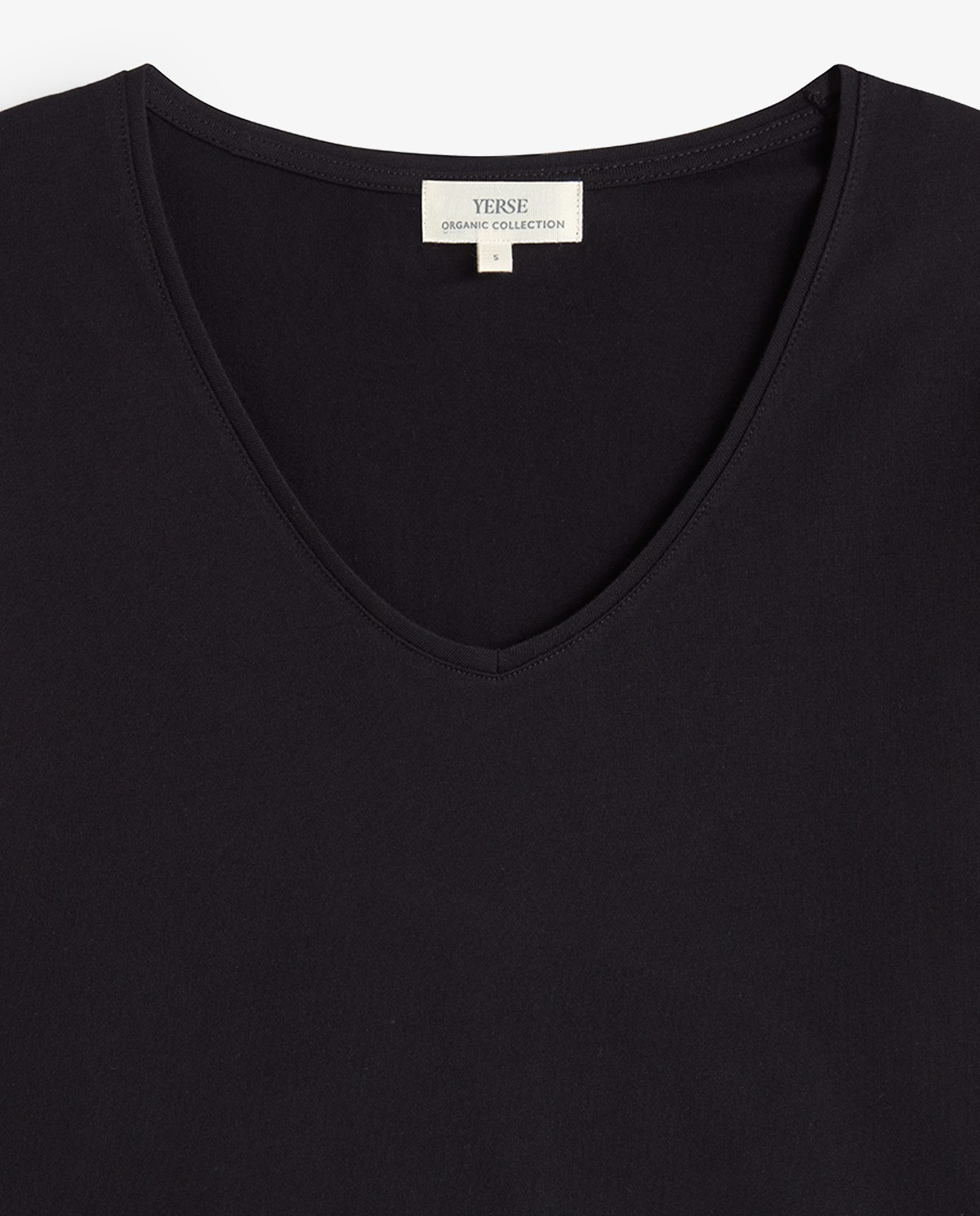 Camiseta básica escote pico en color negro 7