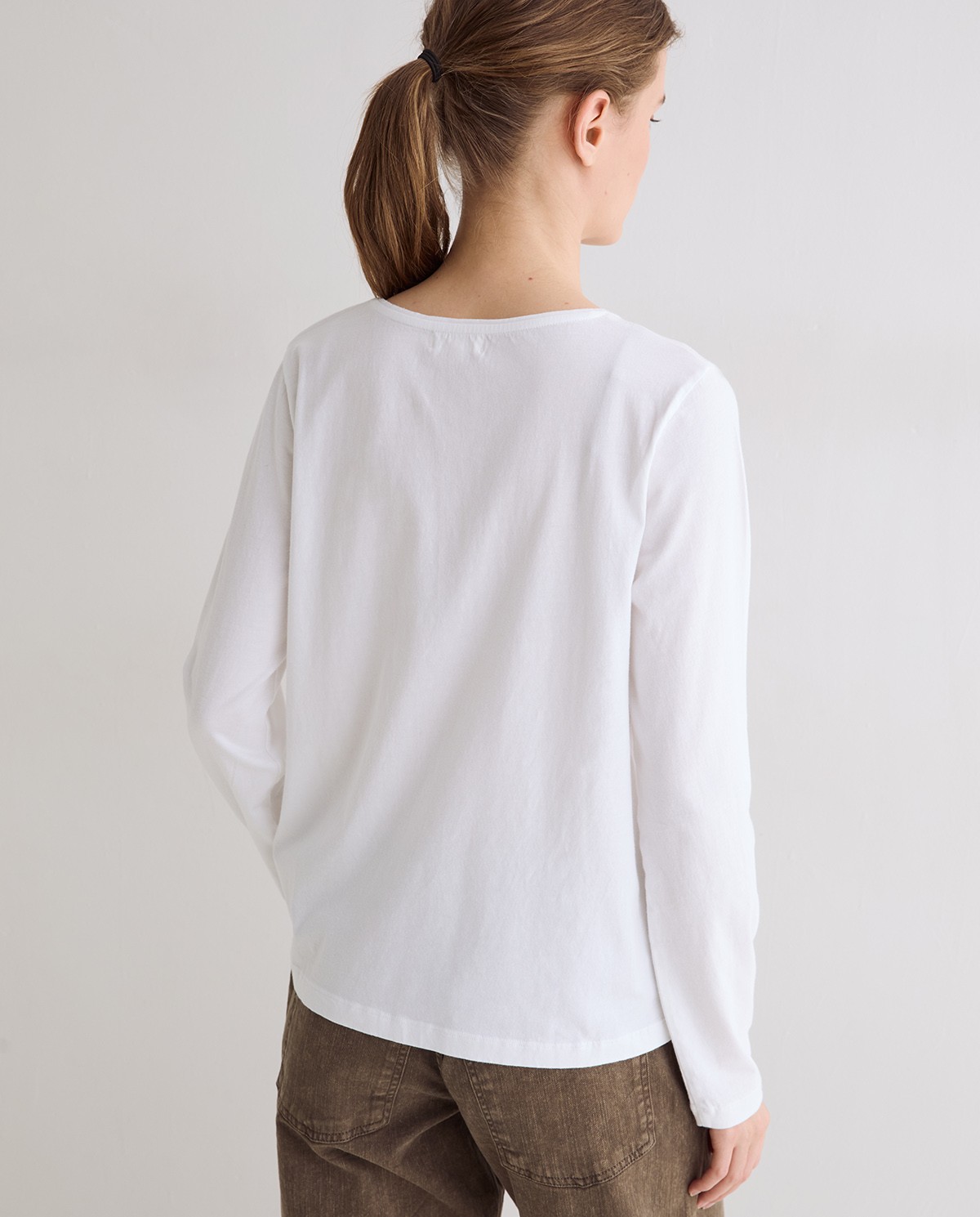 Camiseta básica manga larga en color blanco 3