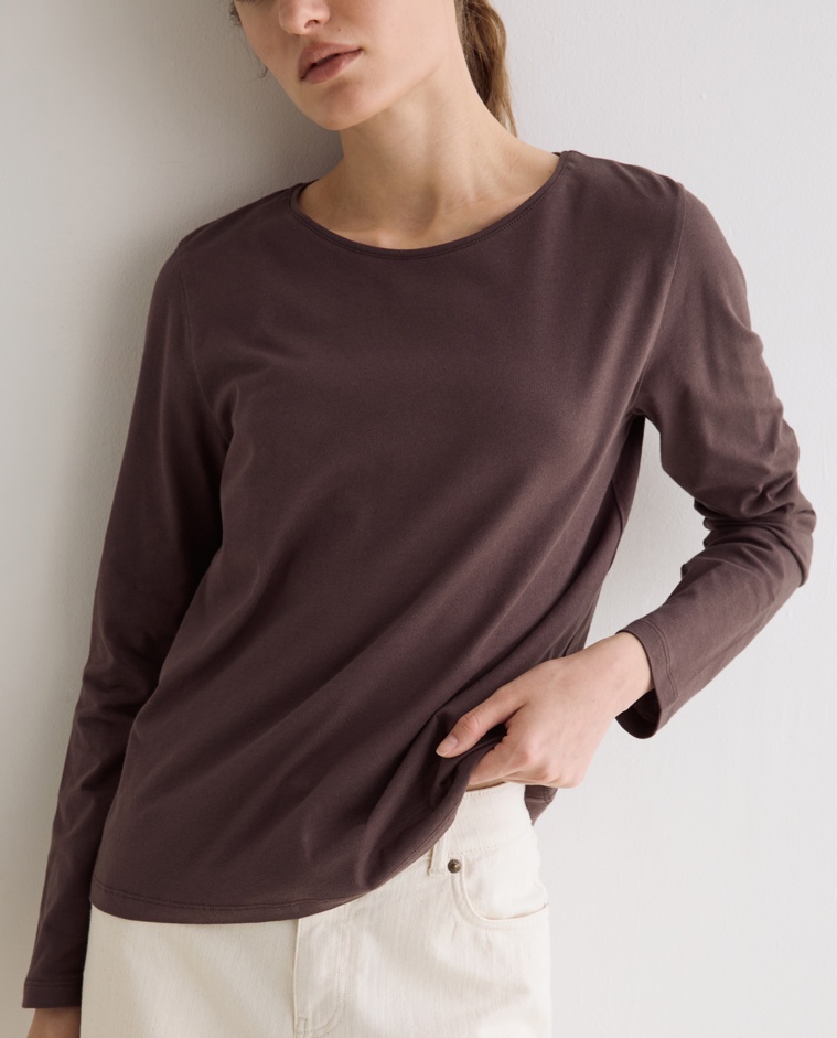 Camiseta básica manga larga en color marrón oscuro