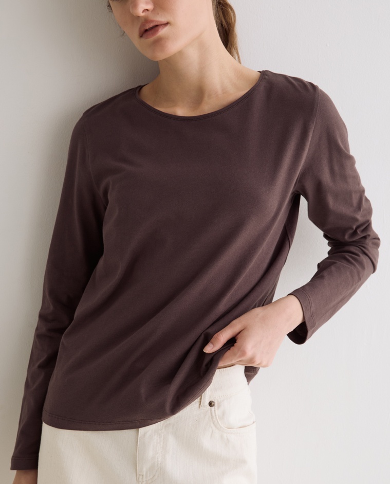 Camiseta básica manga larga en color marrón oscuro