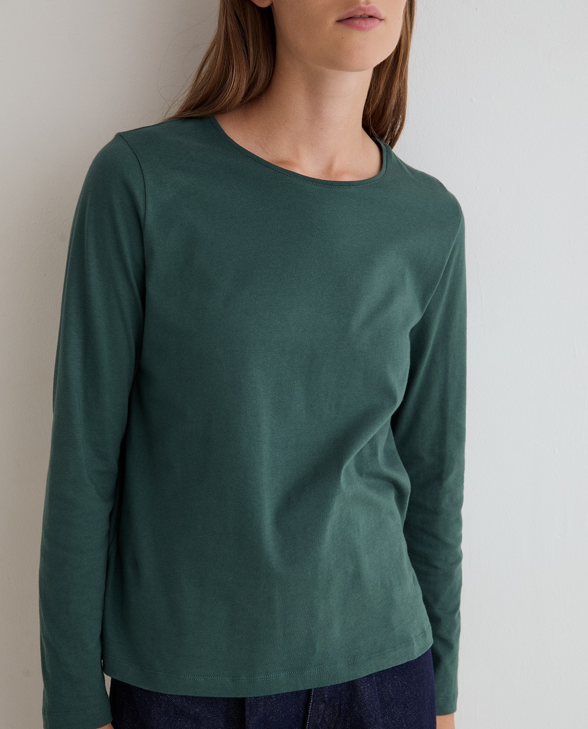 Camiseta básica manga larga en color verde oscuro 1
