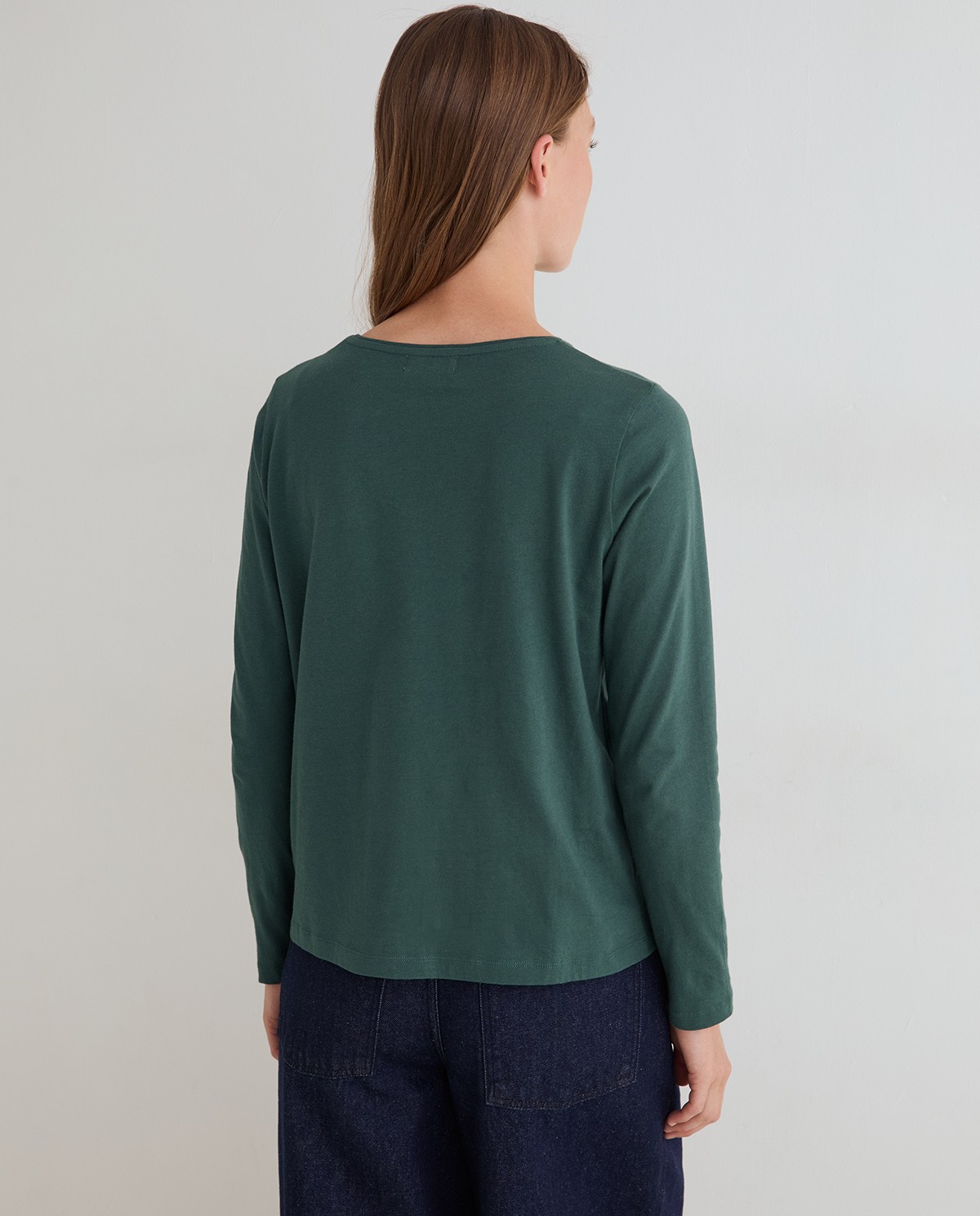 Camiseta básica manga larga en color verde oscuro 3