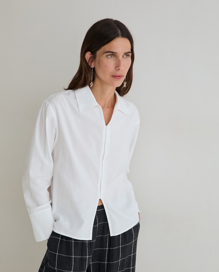 Camisa polo bimateria en color blanco