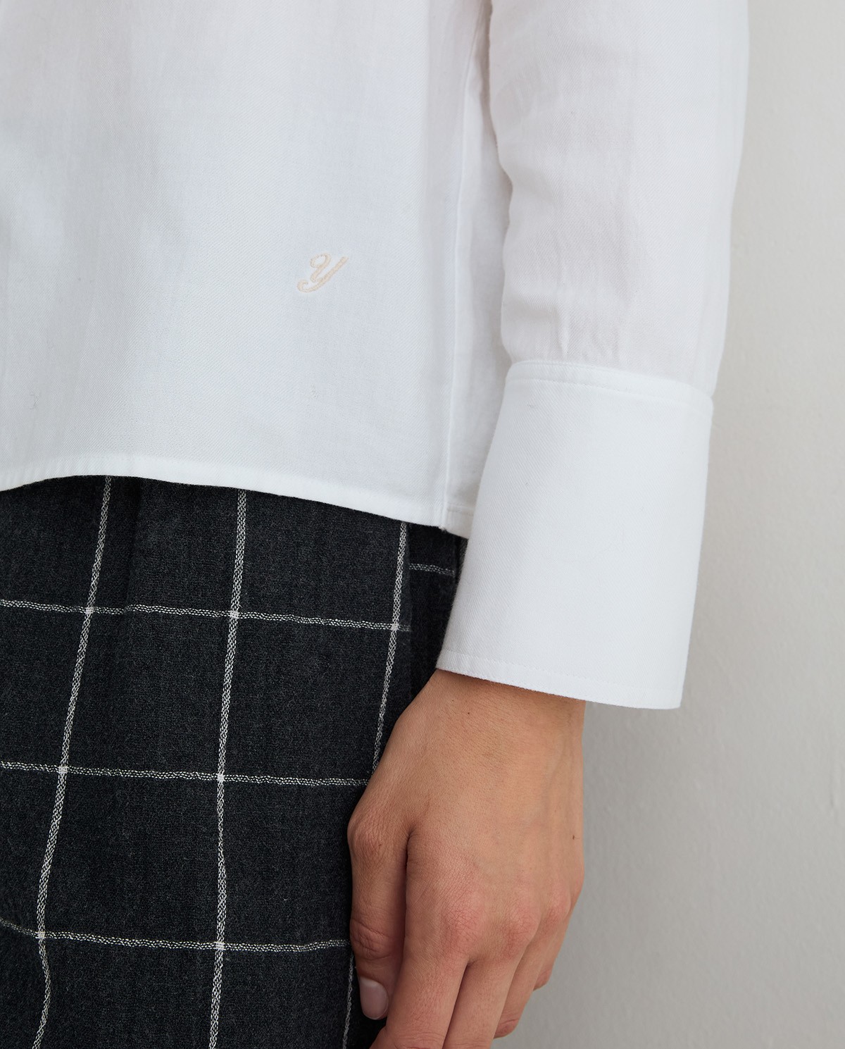 Camisa polo bimateria en color blanco 3