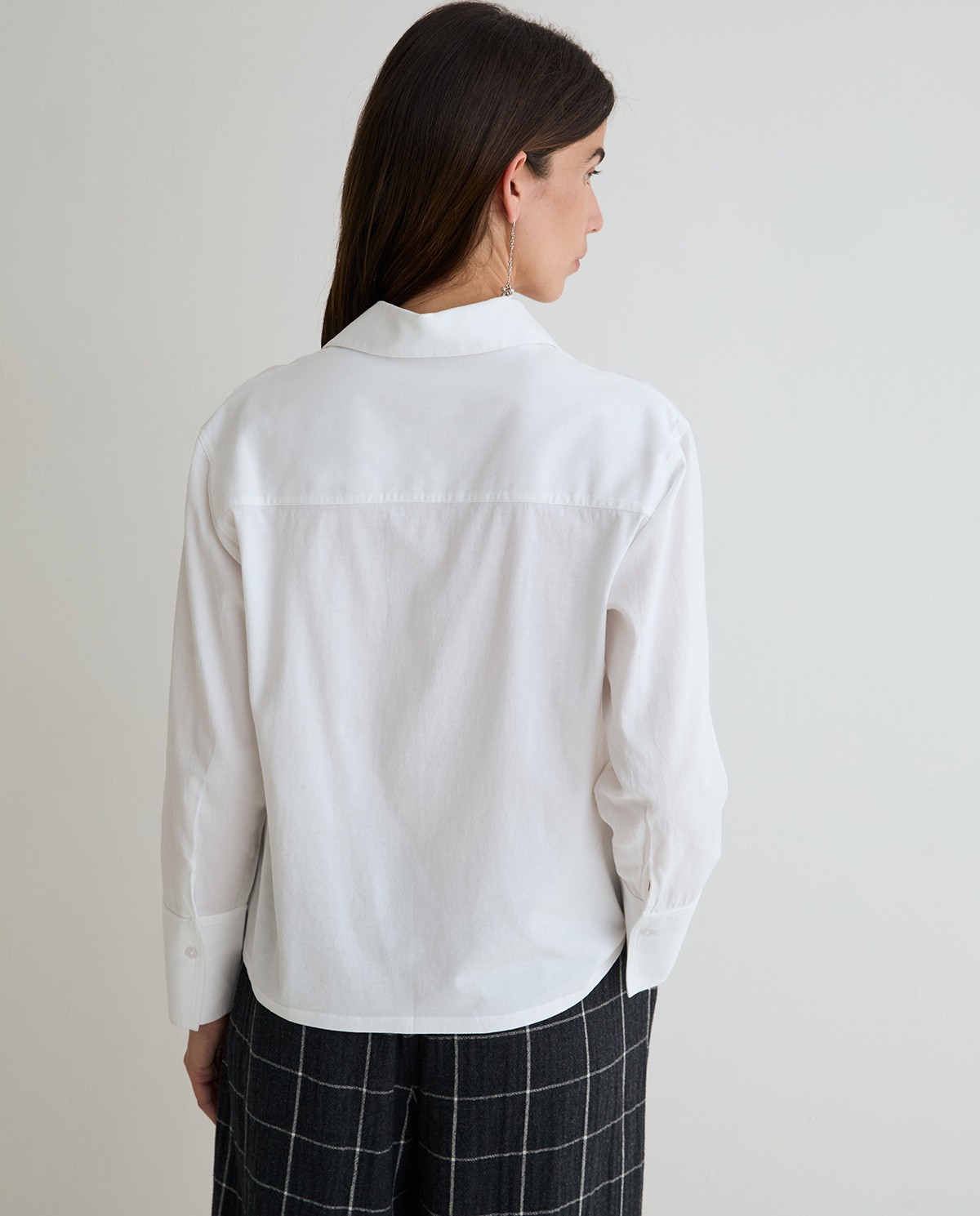 Camisa polo bimateria en color blanco 4