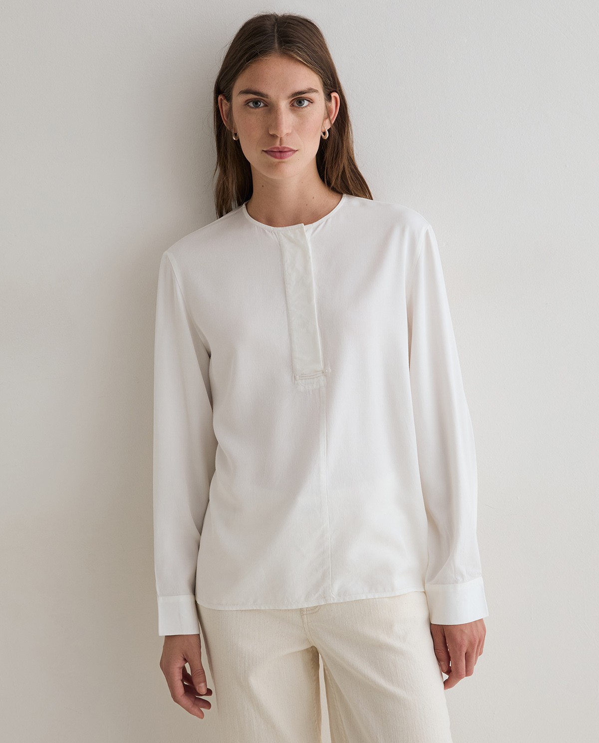 Camisa fluida bimateria en color blanco roto 1