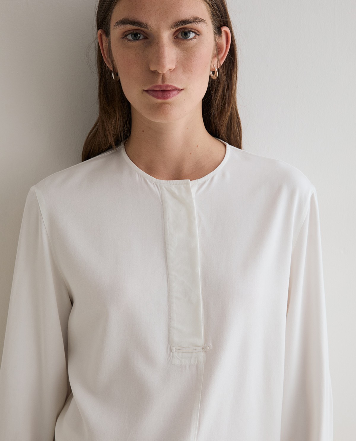 Camisa fluida bimateria en color blanco roto 2