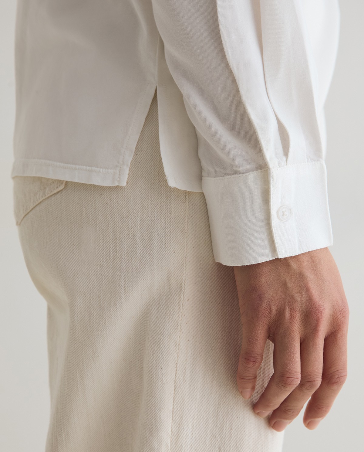Camisa fluida bimateria en color blanco roto 3