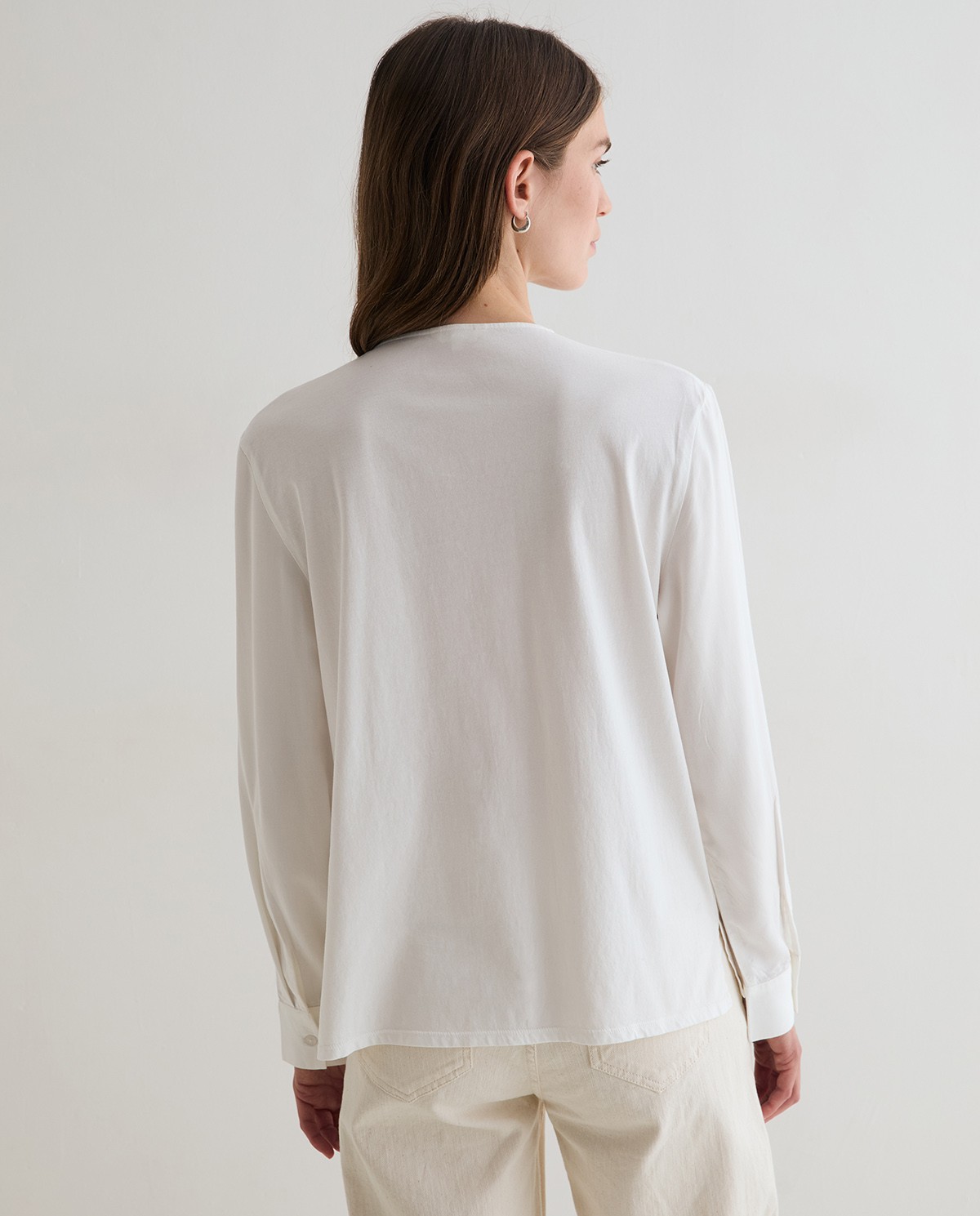 Camisa fluida bimateria en color blanco roto 5