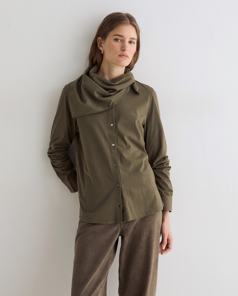 Camisa mao con pañuelo extraíble en color verde khaki, vista frontal con detalle del tejido