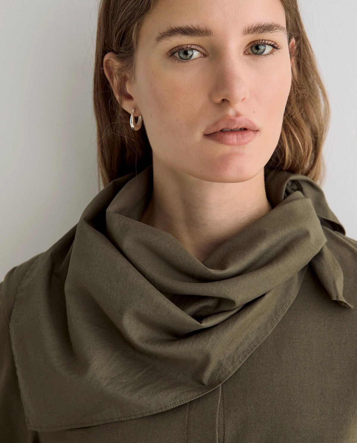 Camisa mao con pañuelo extraíble en color verde khaki, vista frontal con detalle del tejido 1