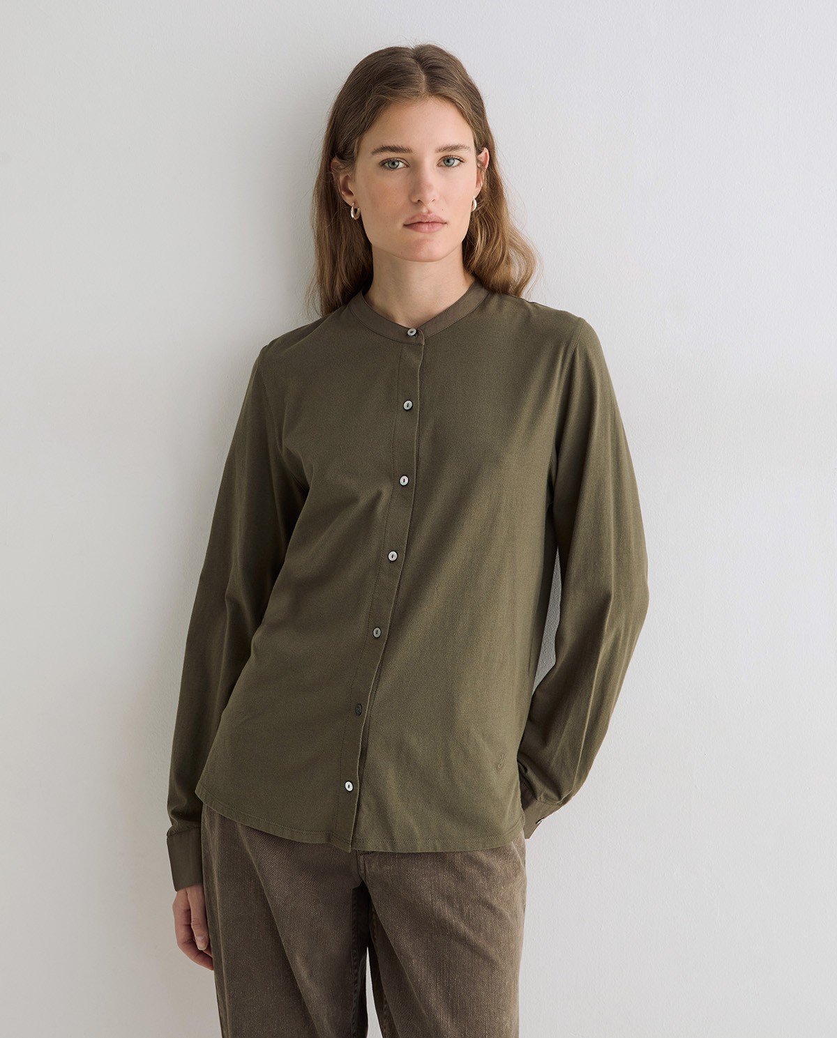 Camisa mao con pañuelo extraíble en color verde khaki, vista frontal con detalle del tejido 2