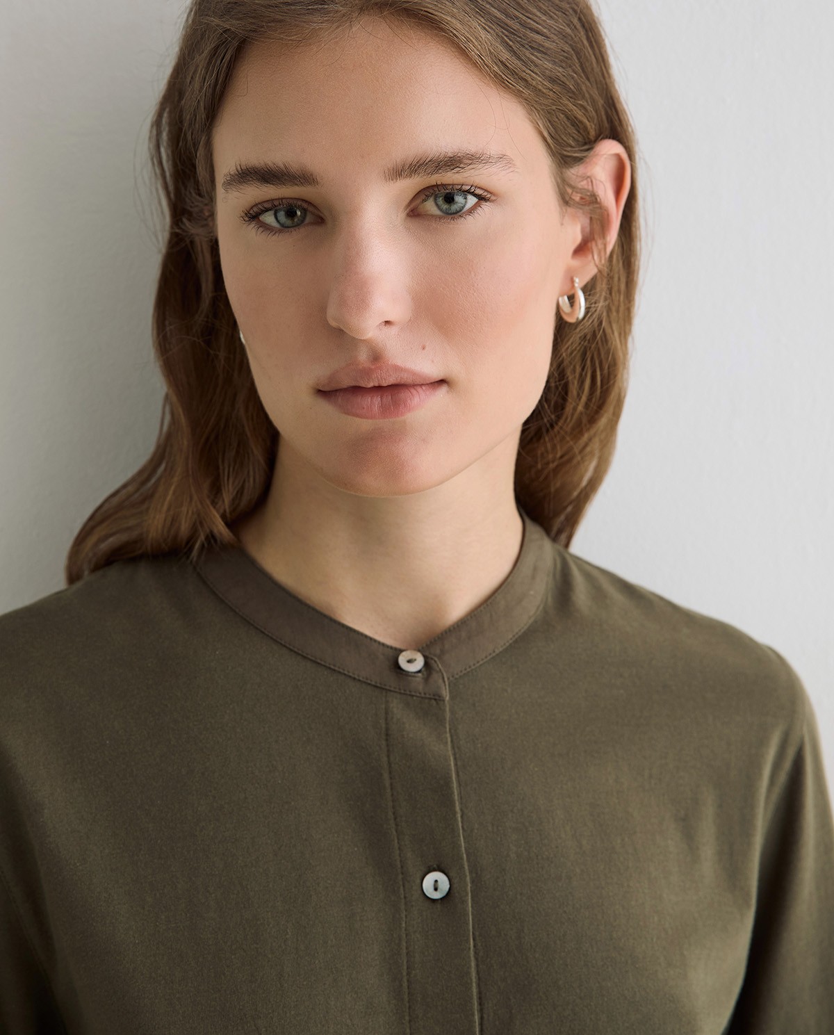 Camisa mao con pañuelo extraíble en color verde khaki, vista frontal con detalle del tejido 3