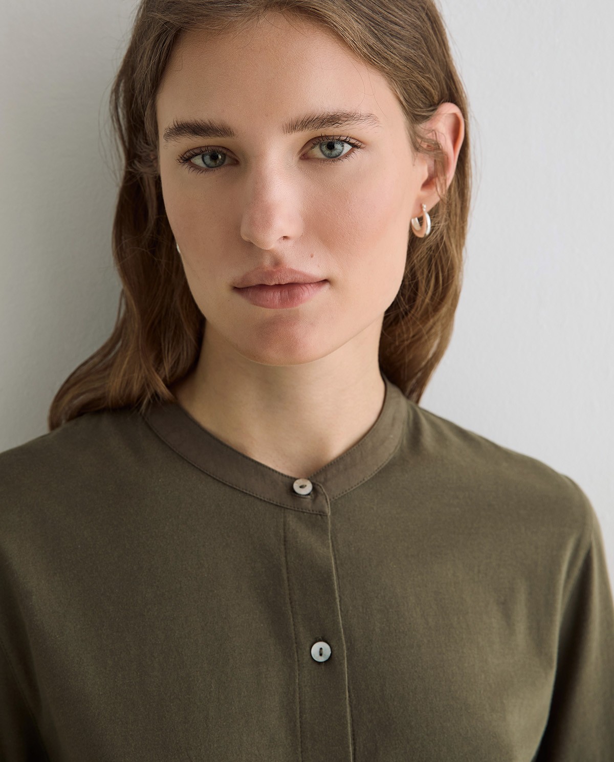 Camisa mao con pañuelo extraíble en color verde khaki, vista frontal con detalle del tejido 3