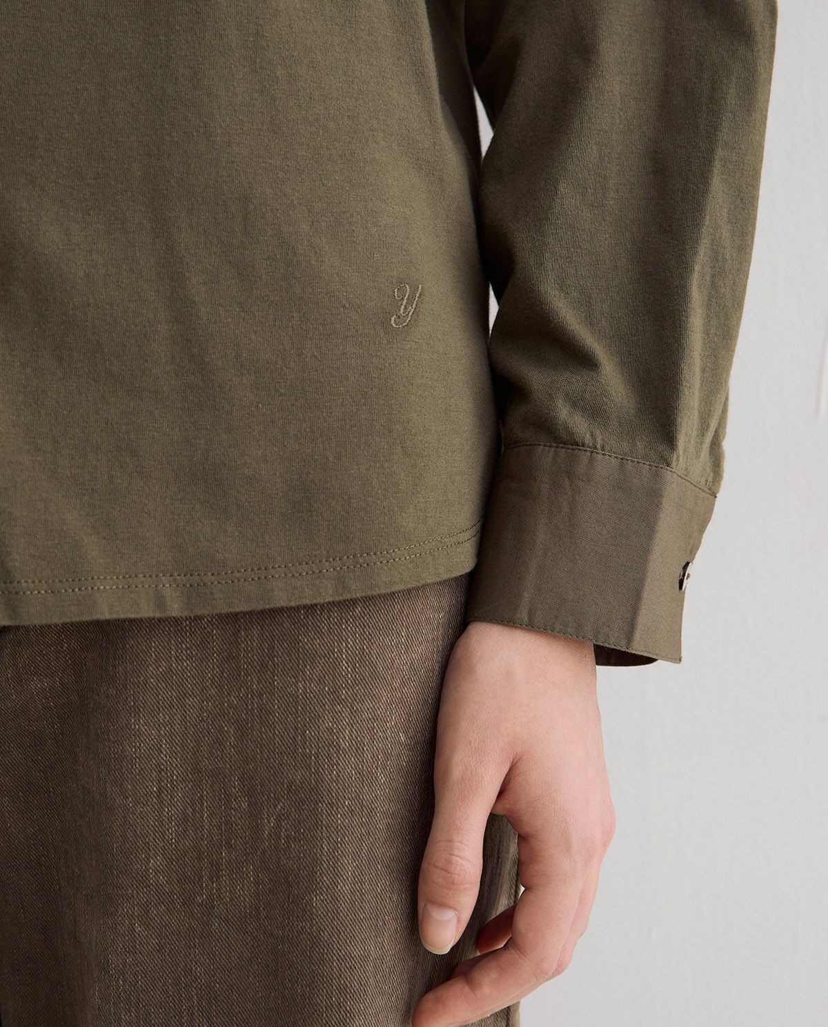 Camisa mao con pañuelo extraíble en color verde khaki, vista frontal con detalle del tejido 6