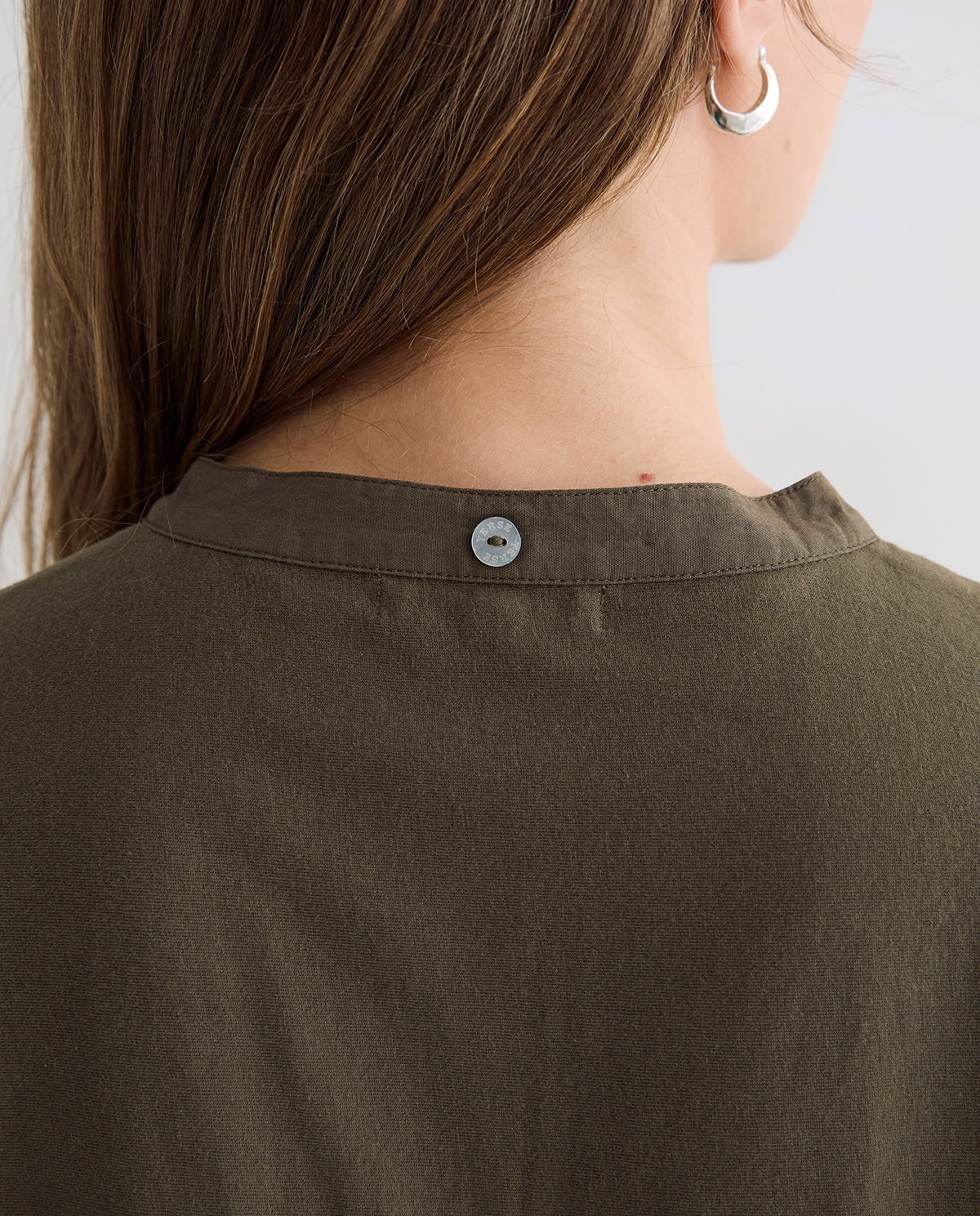 Camisa mao con pañuelo extraíble en color verde khaki, vista frontal con detalle del tejido 5