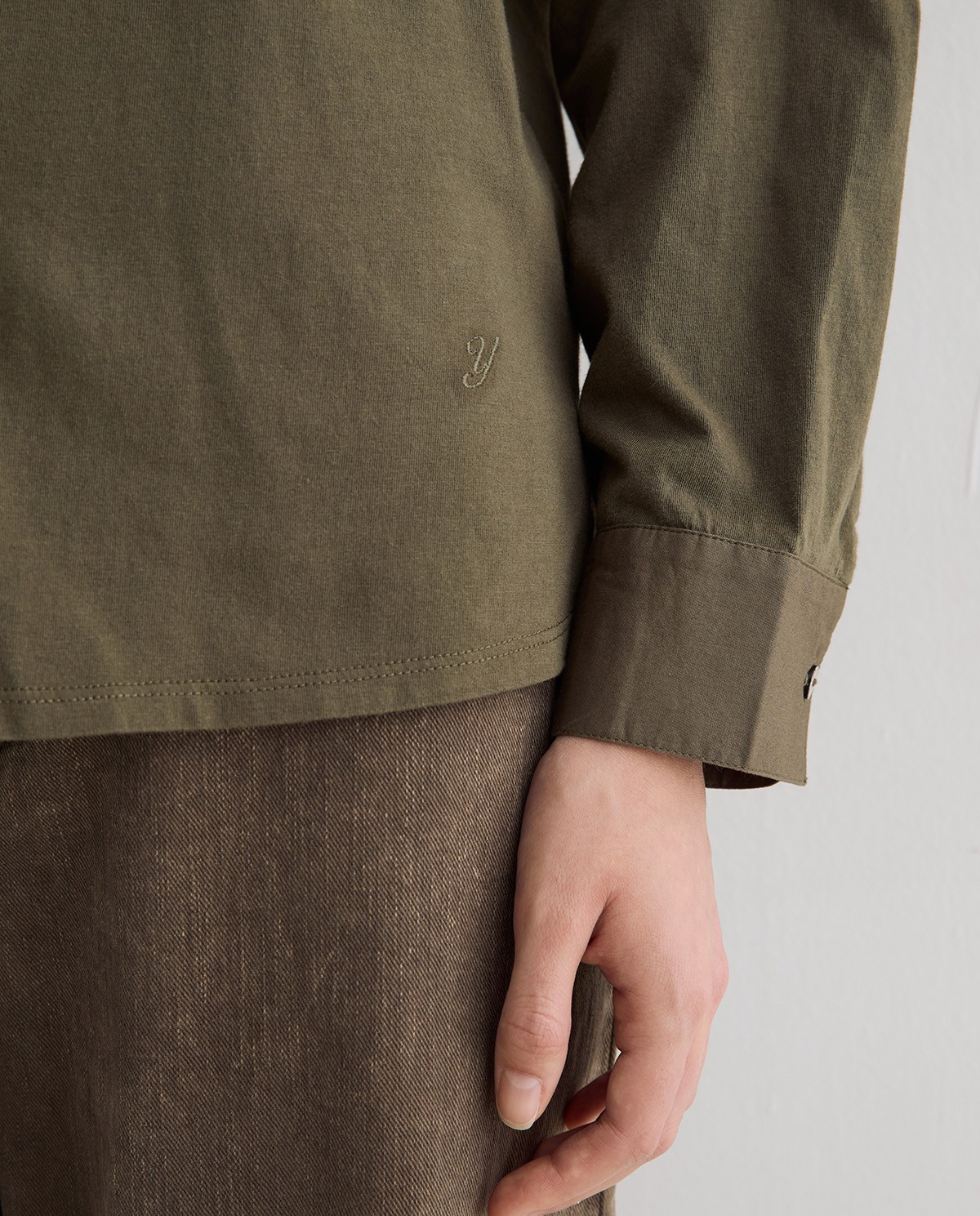 Camisa mao con pañuelo extraíble en color verde khaki, vista frontal con detalle del tejido 6