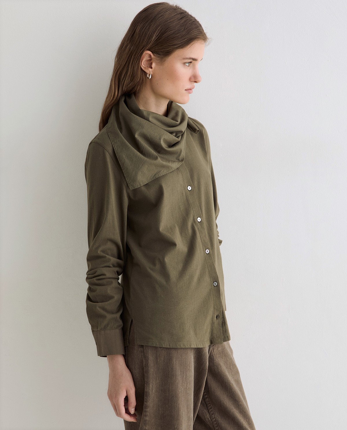 Camisa mao con pañuelo extraíble en color verde khaki, vista frontal con detalle del tejido 4