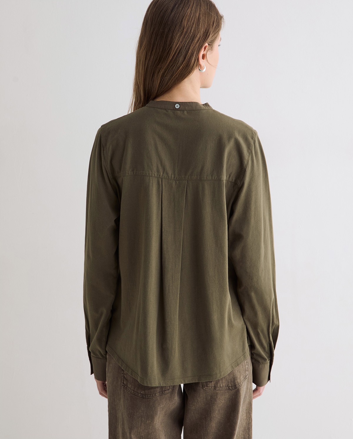 Camisa mao con pañuelo extraíble en color verde khaki, vista frontal con detalle del tejido 7