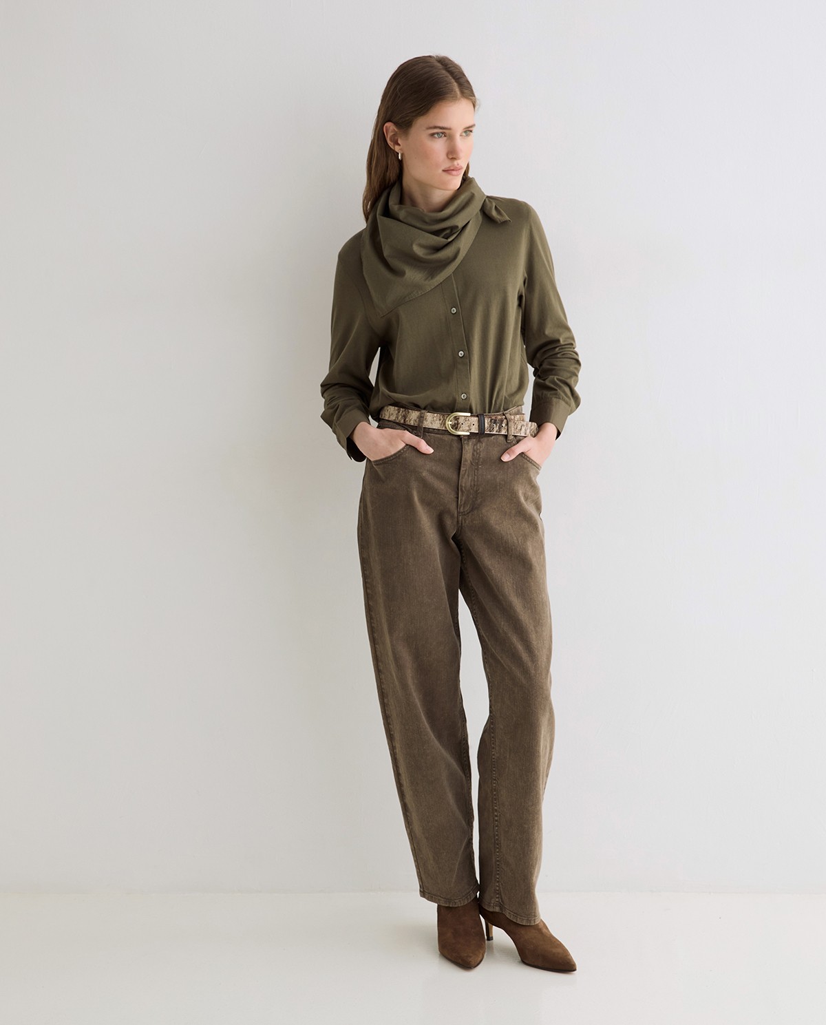 Camisa mao con pañuelo extraíble en color verde khaki, vista frontal con detalle del tejido 8