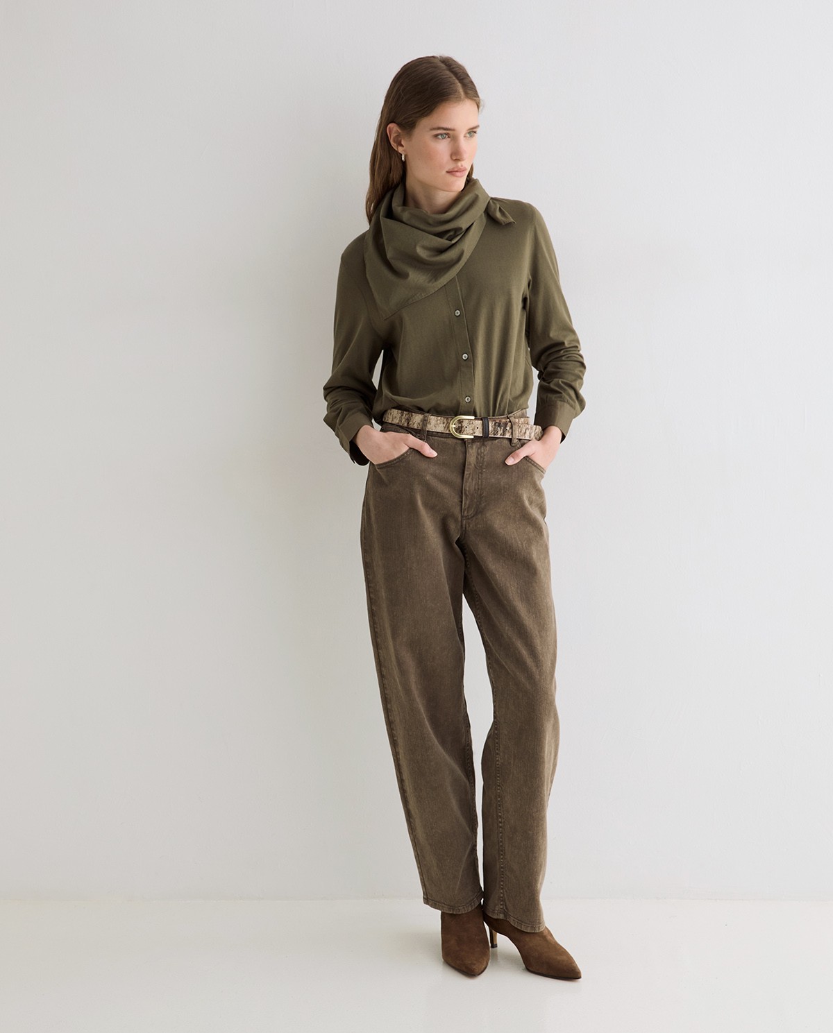 Camisa mao con pañuelo extraíble en color verde khaki, vista frontal con detalle del tejido 8