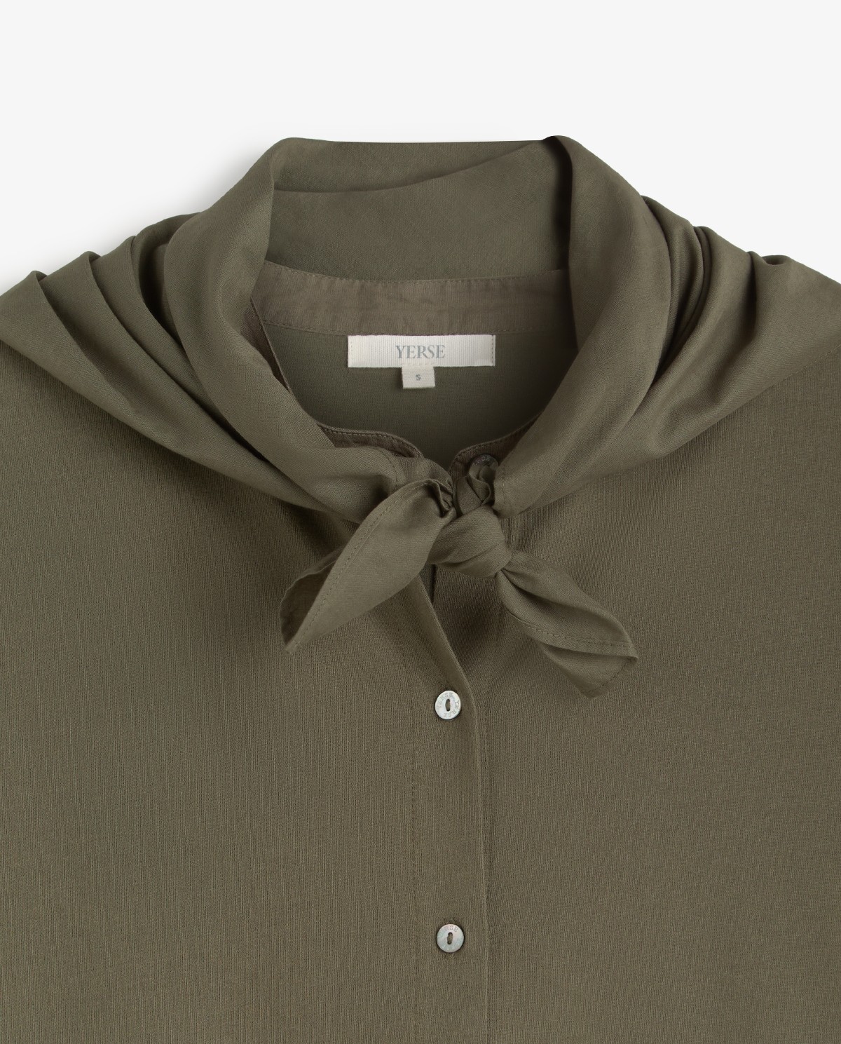 Camisa mao con pañuelo extraíble en color verde khaki, vista frontal con detalle del tejido 10