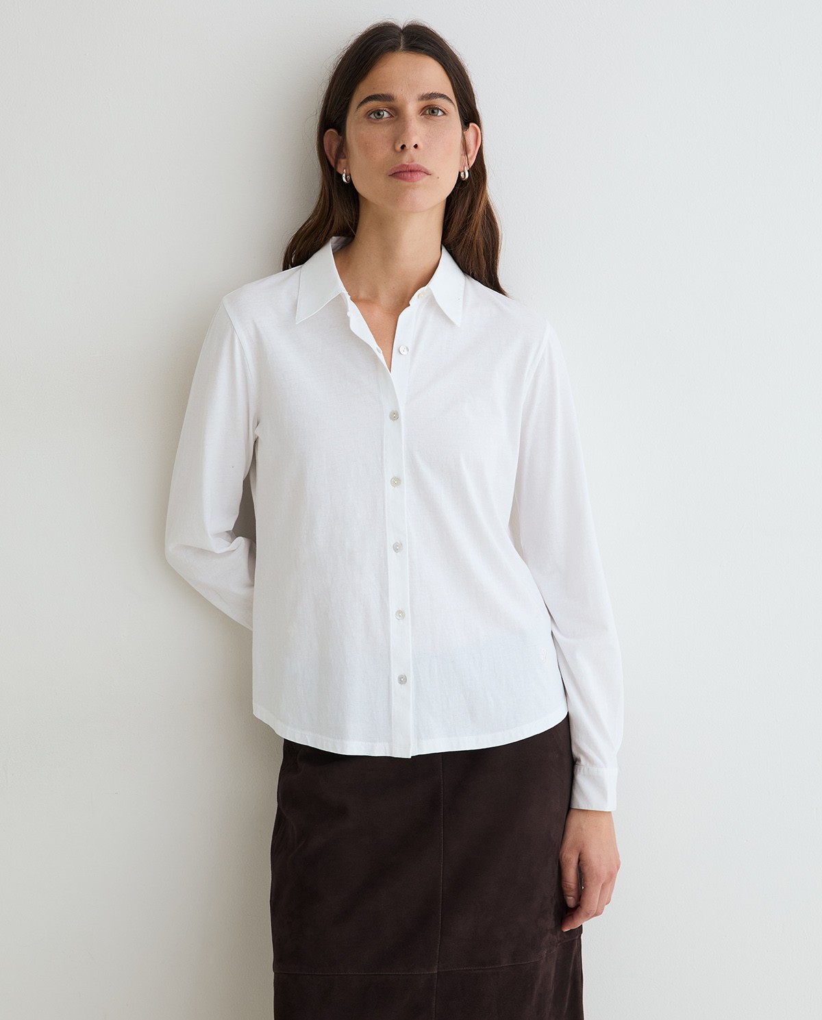 Camisa bimateria popelín en color blanco, vista frontal con detalle del tejido 1
