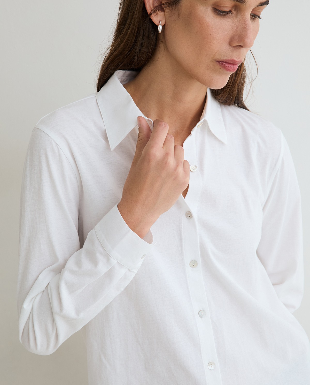 Camisa bimateria popelín en color blanco, vista frontal con detalle del tejido 2