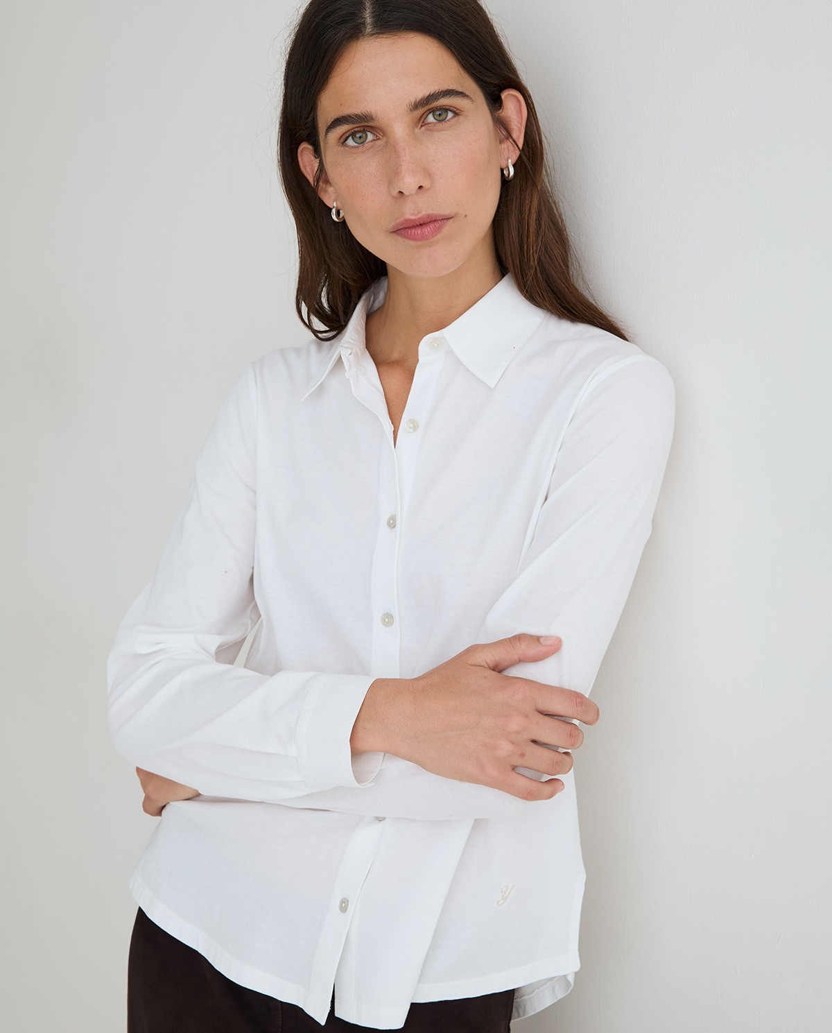 Camisa bimateria popelín en color blanco, vista frontal con detalle del tejido