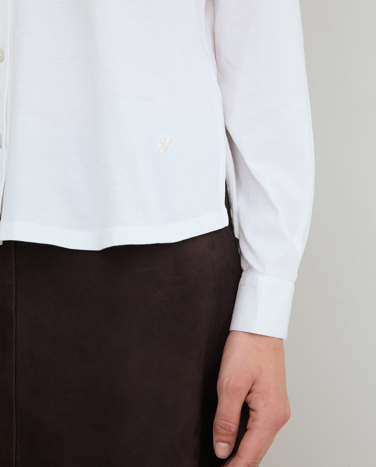 Camisa bimateria popelín en color blanco, vista frontal con detalle del tejido 3