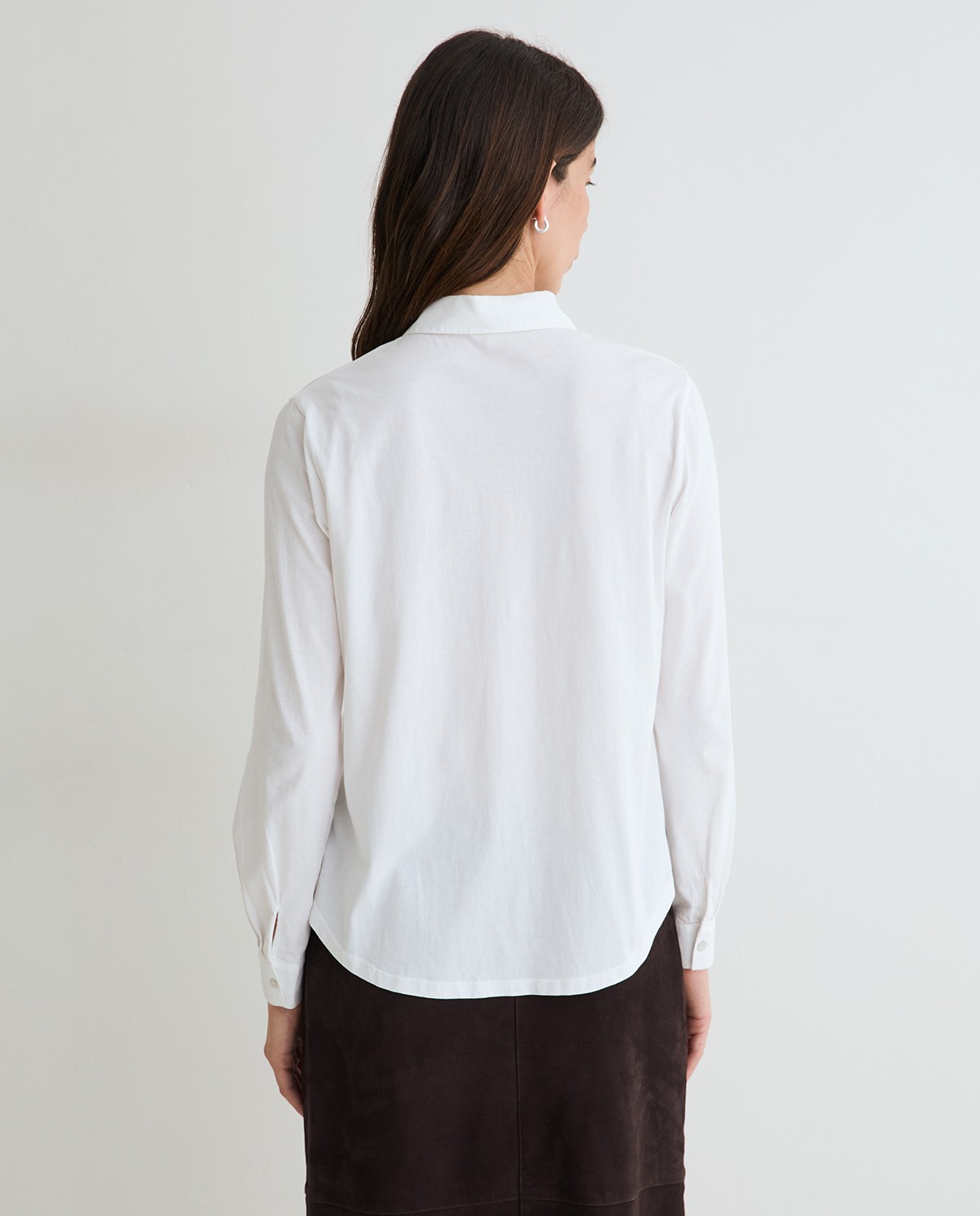 Camisa bimateria popelín en color blanco, vista frontal con detalle del tejido 5