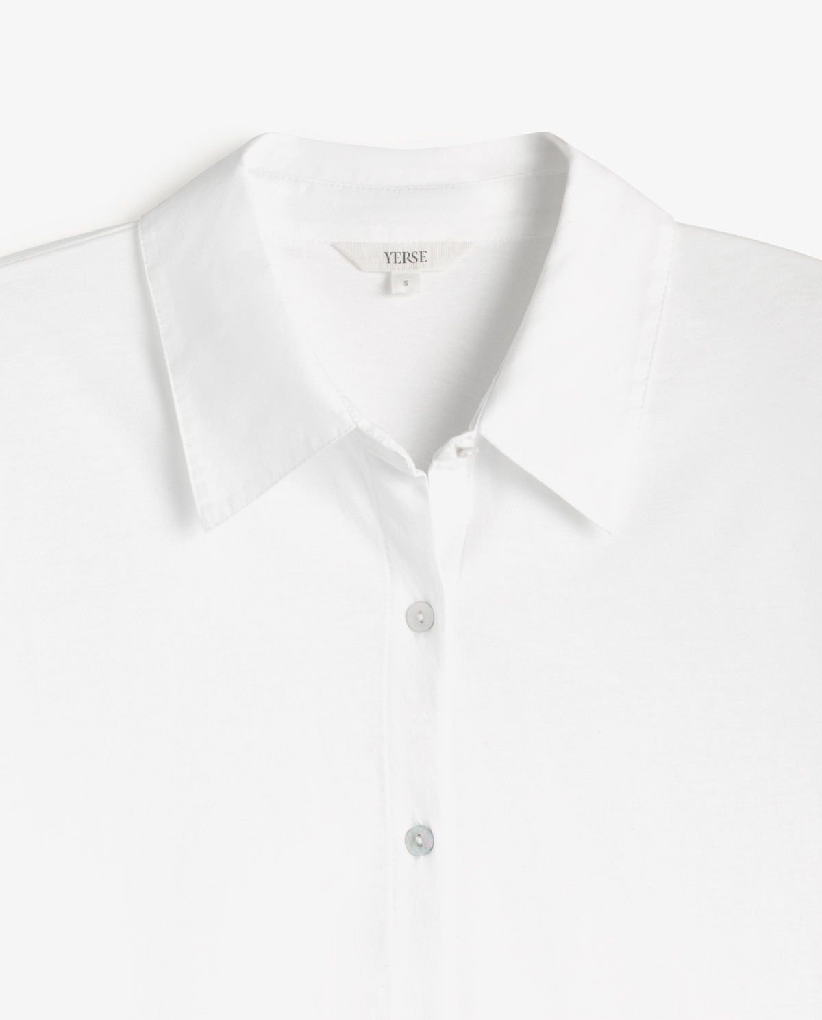 Camisa bimateria popelín en color blanco, vista frontal con detalle del tejido 9
