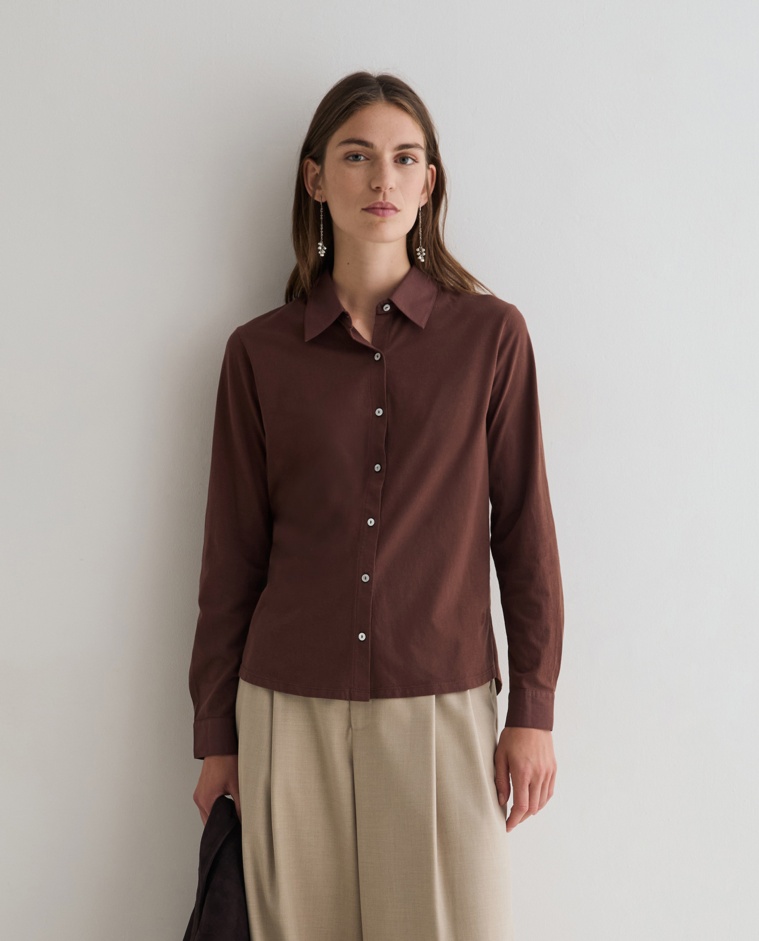 Camisa bimateria popelín en color marrón, vista frontal con detalle del tejido
