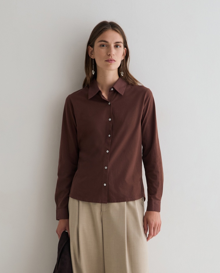 Camisa bimateria popelín en color marrón, vista frontal con detalle del tejido