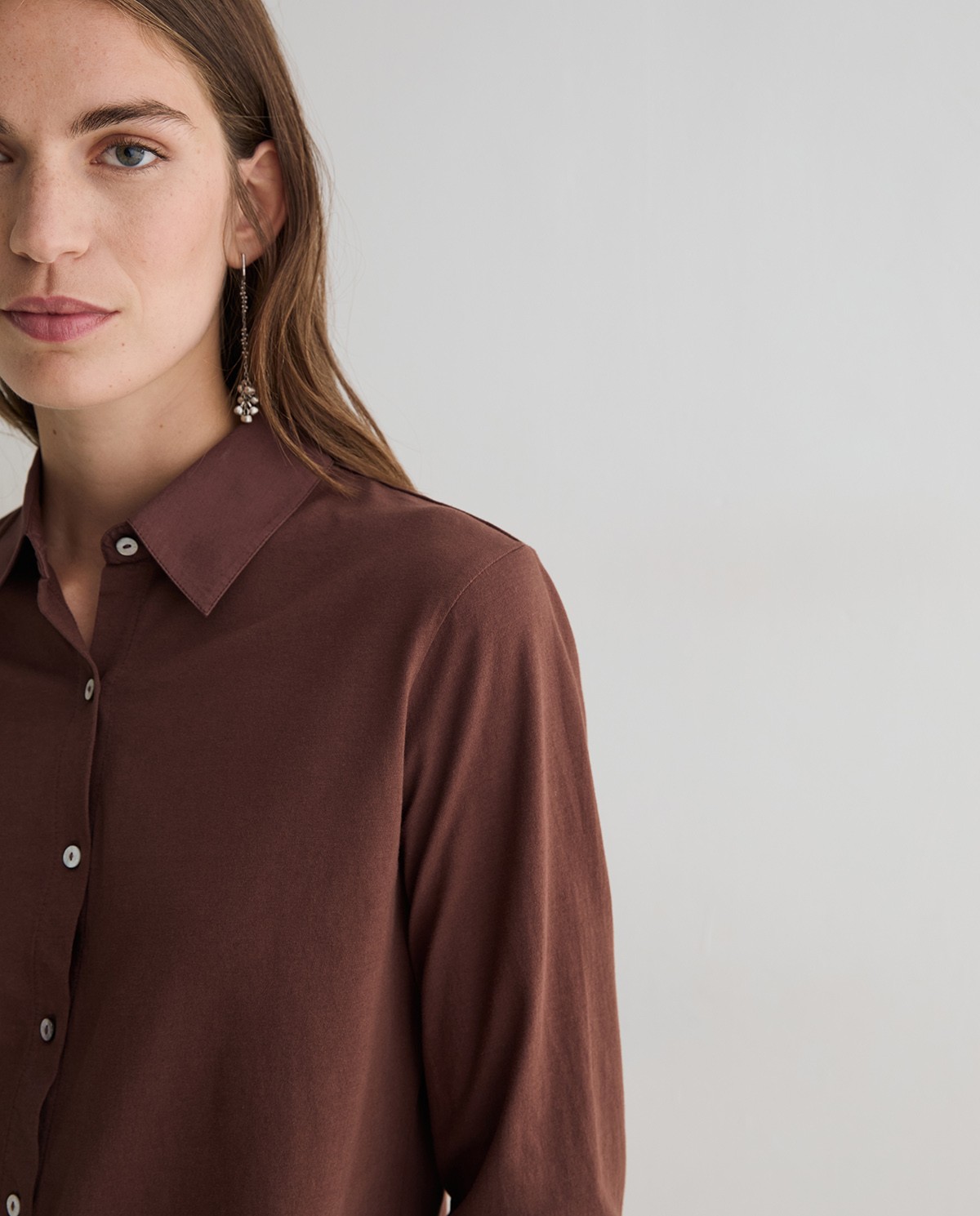 Camisa bimateria popelín en color marrón, vista frontal con detalle del tejido 1