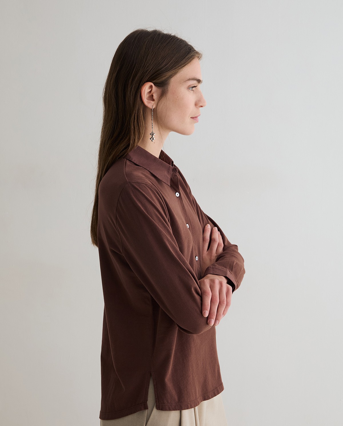 Camisa bimateria popelín en color marrón, vista frontal con detalle del tejido 3