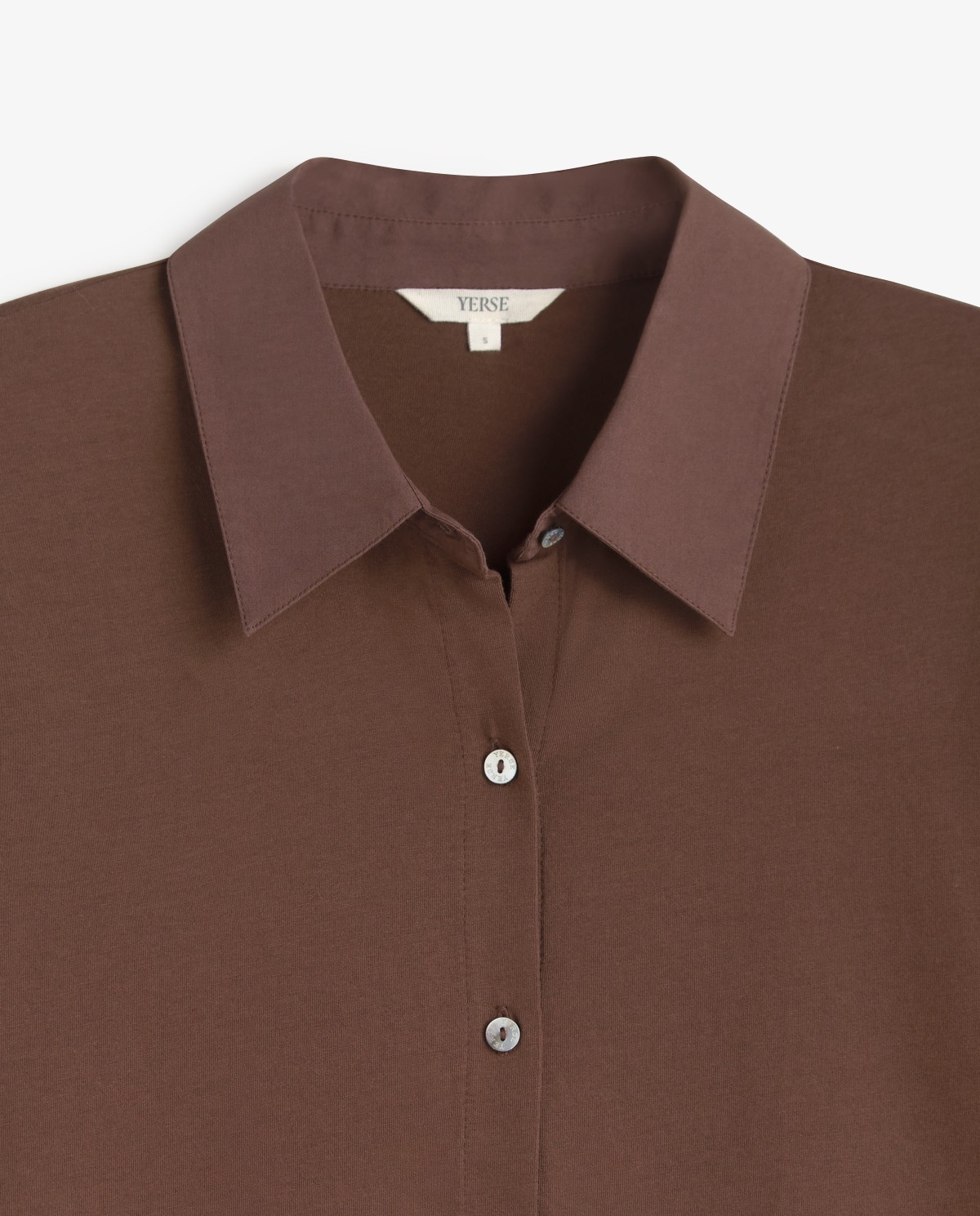 Camisa bimateria popelín en color marrón, vista frontal con detalle del tejido 7