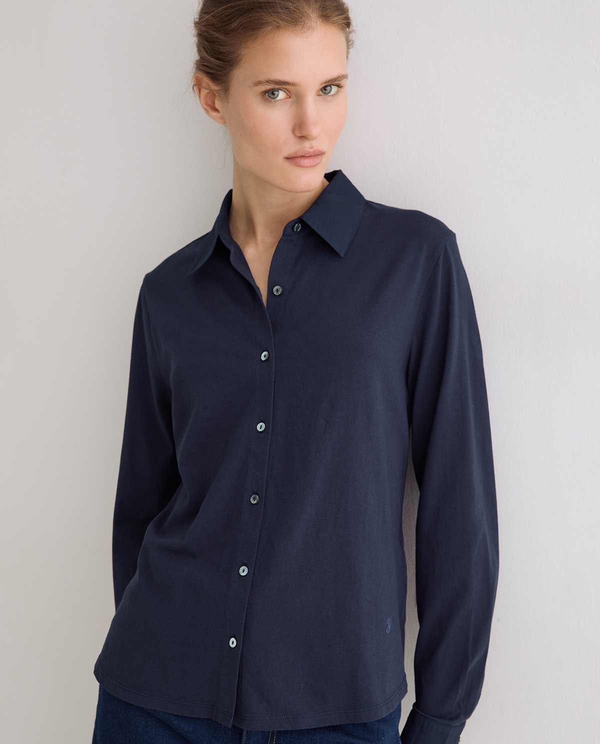 Camisa bimateria popelín en color azul oscuro, vista frontal con detalle del tejido 2