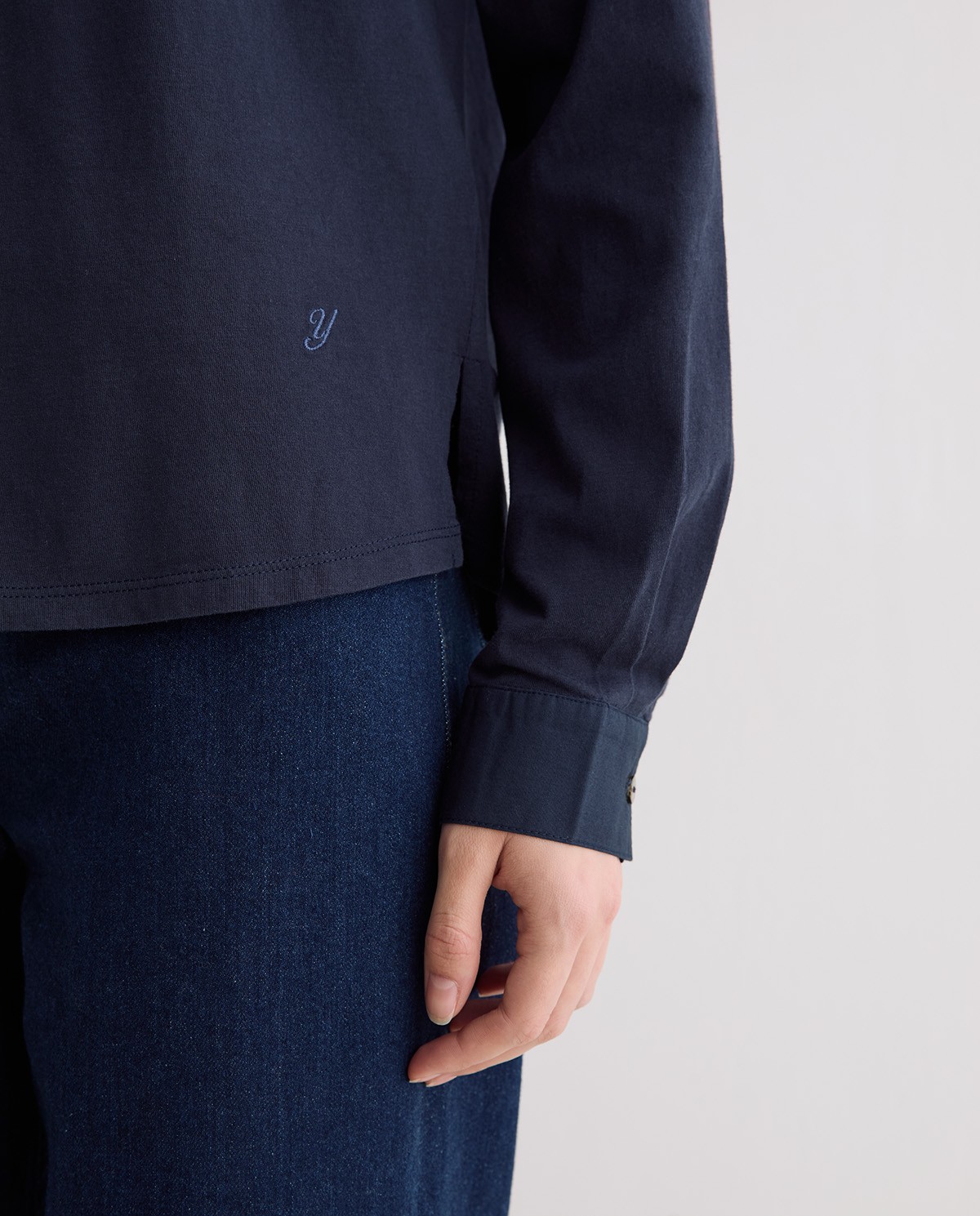 Camisa bimateria popelín en color azul oscuro, vista frontal con detalle del tejido 3