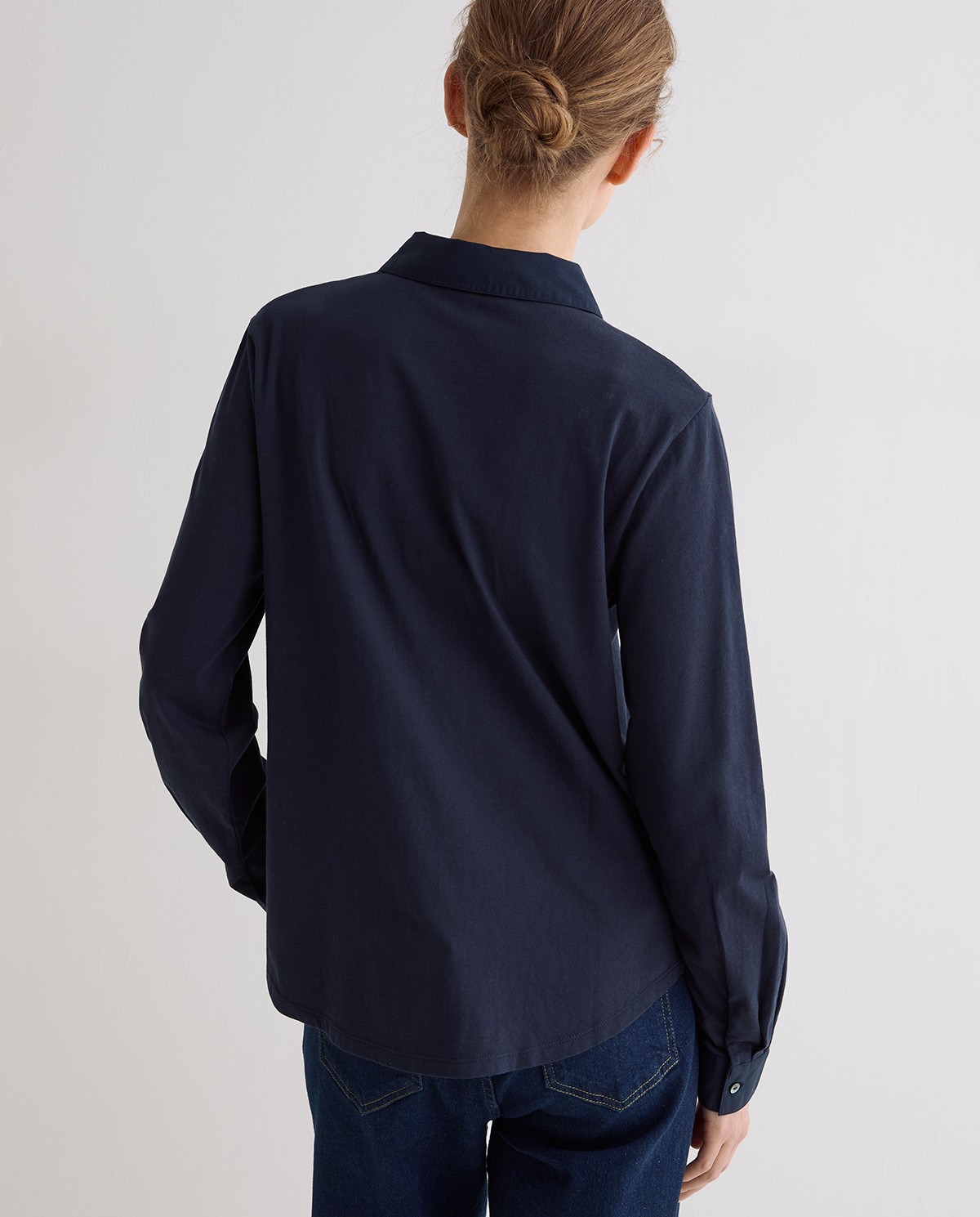 Camisa bimateria popelín en color azul oscuro, vista frontal con detalle del tejido 5