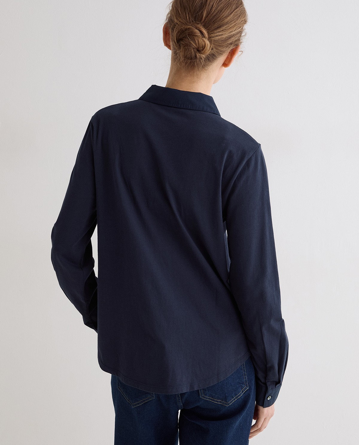 Camisa bimateria popelín en color azul oscuro, vista frontal con detalle del tejido 5