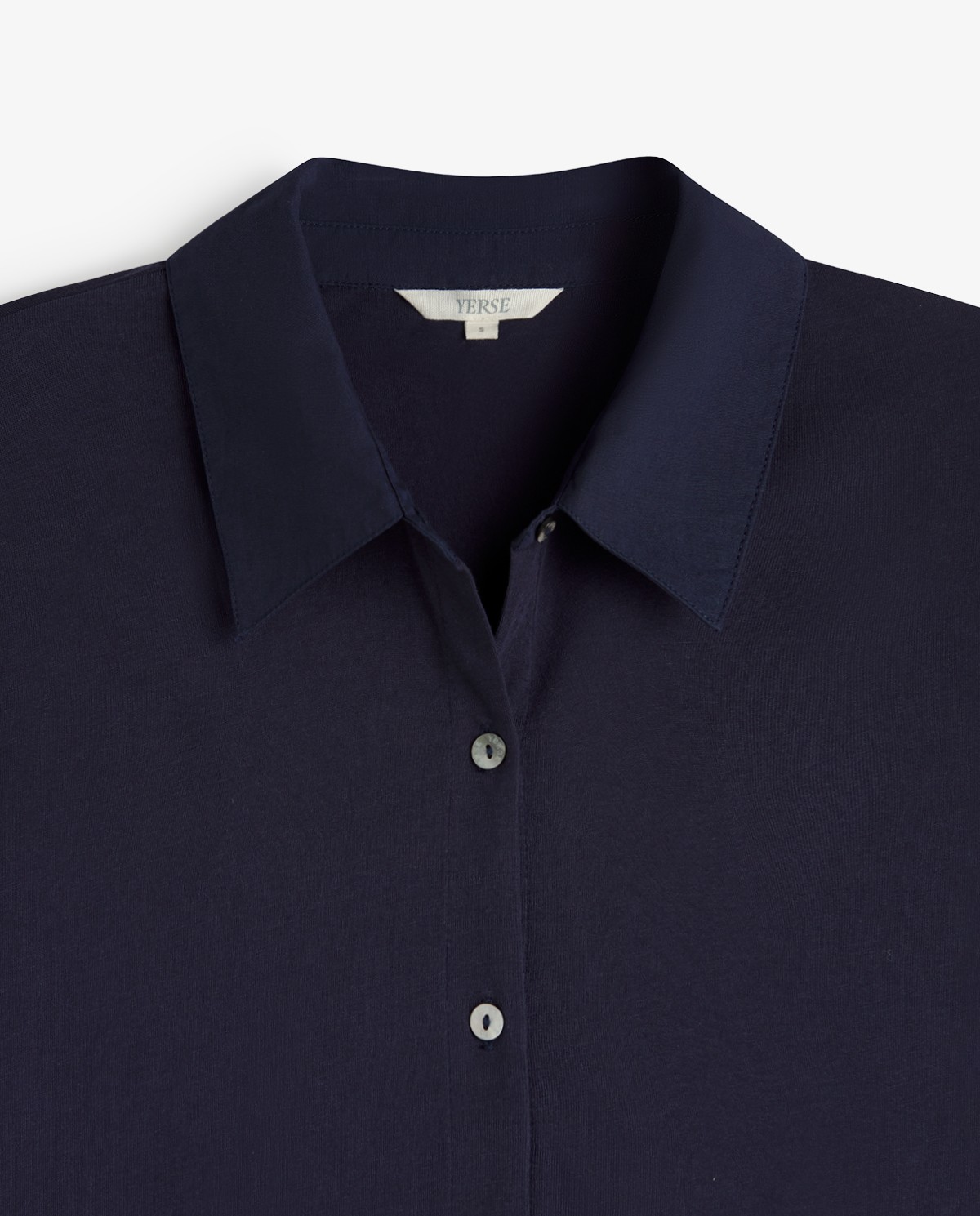 Camisa bimateria popelín en color azul oscuro, vista frontal con detalle del tejido 8