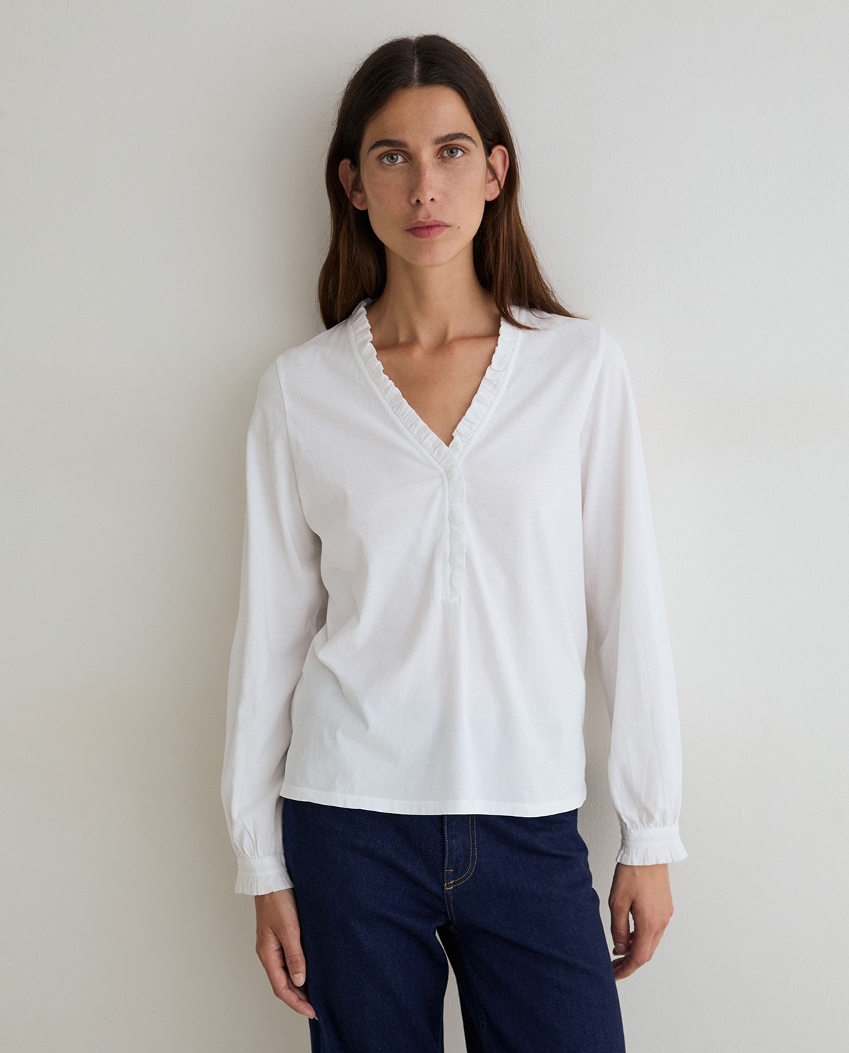 Camiseta volantes en color blanco 2